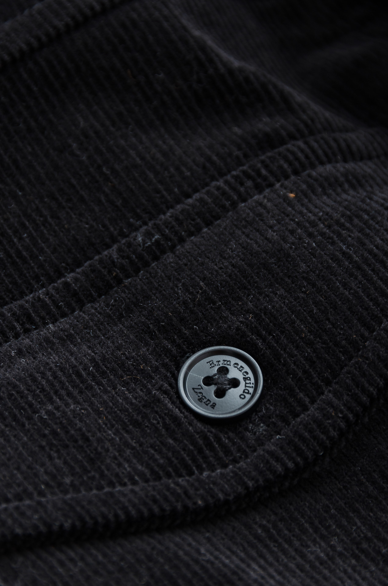 杰尼亚zegna 2025秋冬 东京限定 灯芯绒衬衫外套 秋冬季很实穿 经典款式 特点实版型的剪裁 略微