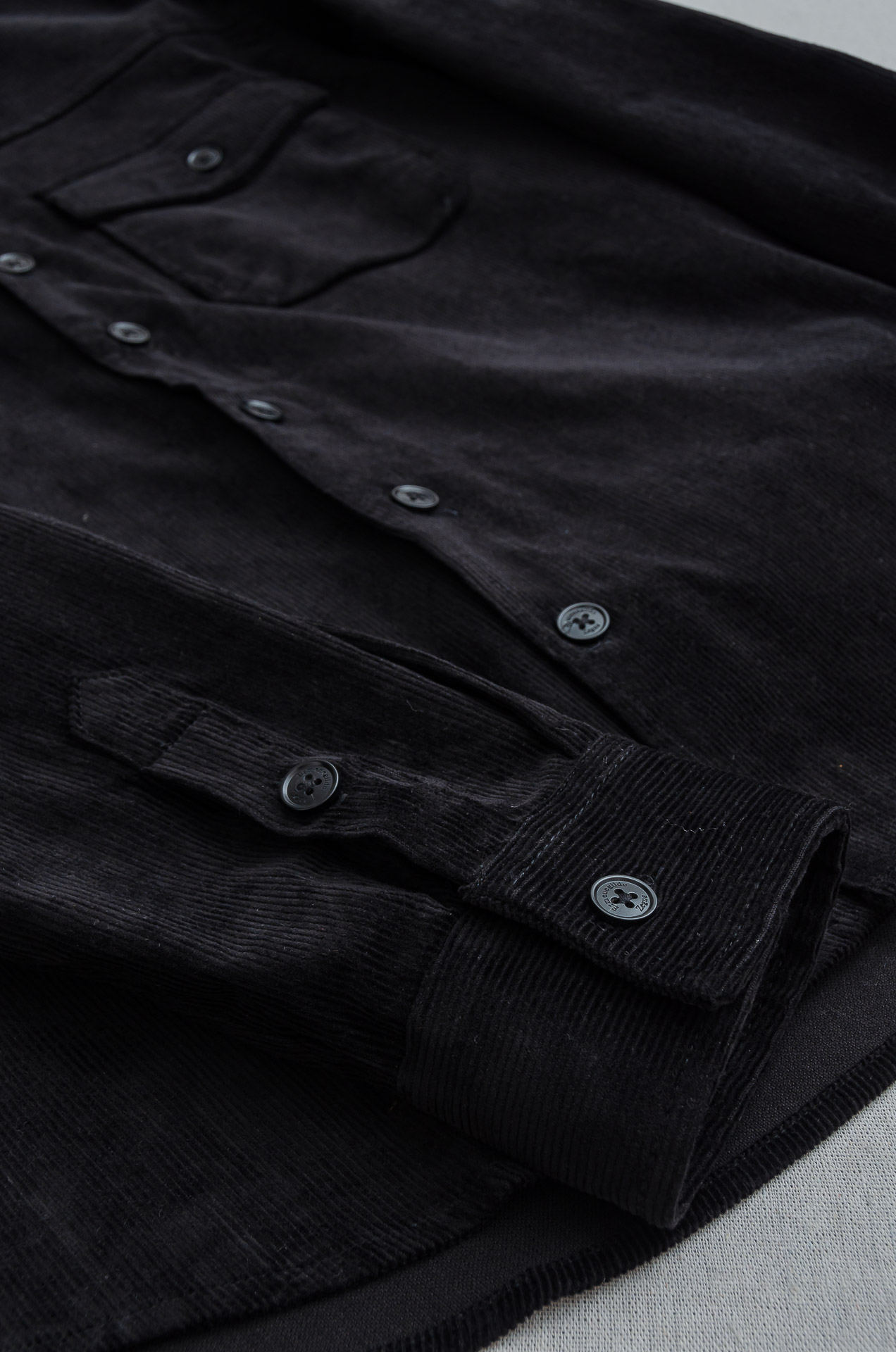 杰尼亚zegna 2025秋冬 东京限定 灯芯绒衬衫外套 秋冬季很实穿 经典款式 特点实版型的剪裁 略微