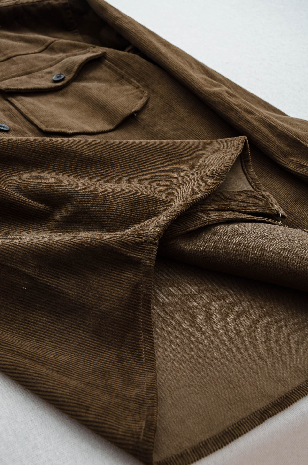 杰尼亚zegna 2025秋冬 东京限定 灯芯绒衬衫外套 秋冬季很实穿 经典款式 特点实版型的剪裁 略微