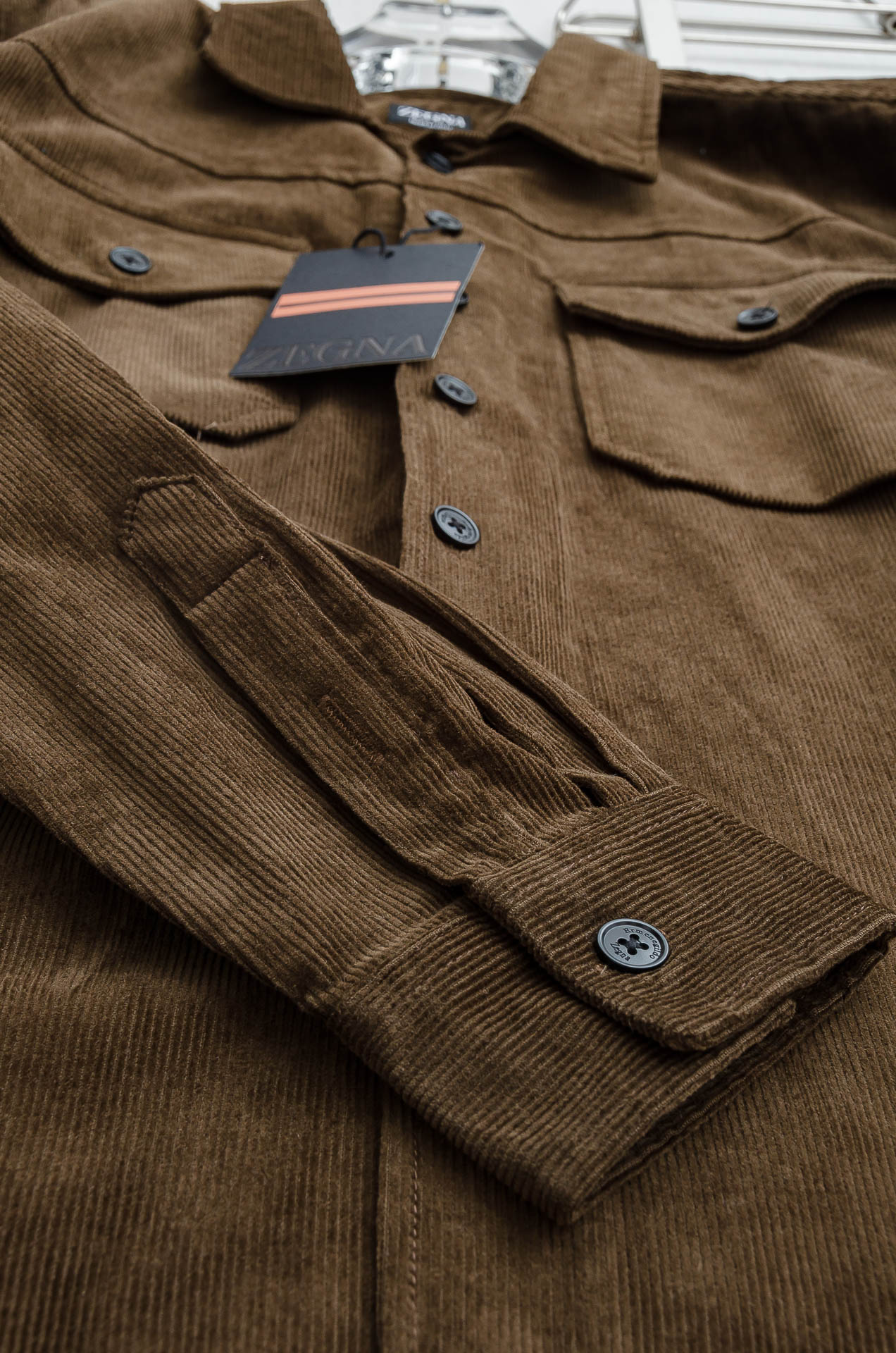 杰尼亚zegna 2025秋冬 东京限定 灯芯绒衬衫外套 秋冬季很实穿 经典款式 特点实版型的剪裁 略微