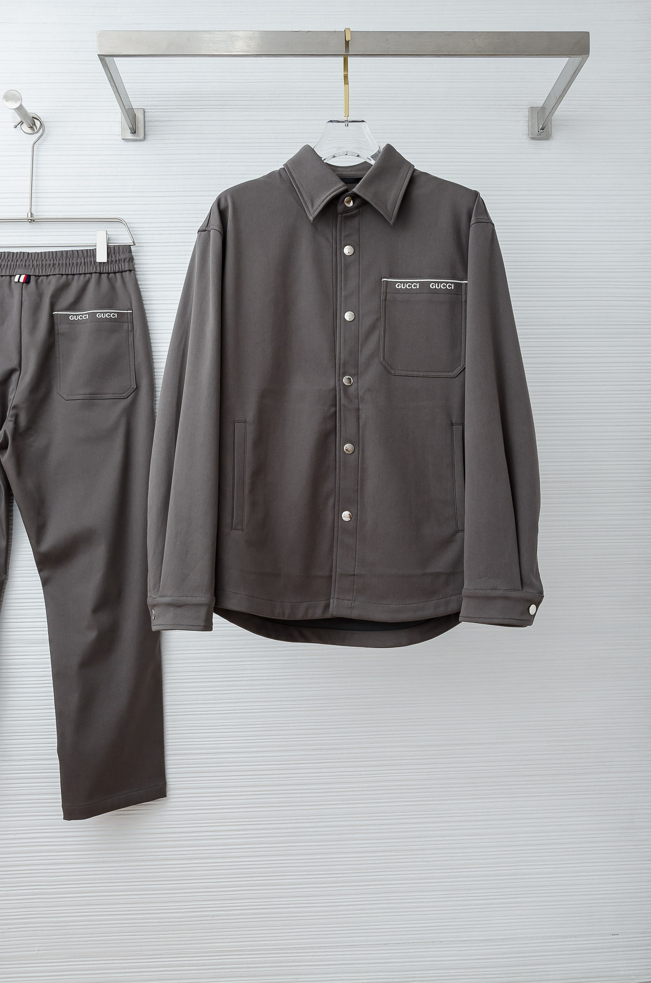 Gu#cci 2026FW最新休闲套装#【单排扣翻领夹克外套+直筒休闲裤】面料采用21.3%聚酯纤维+3