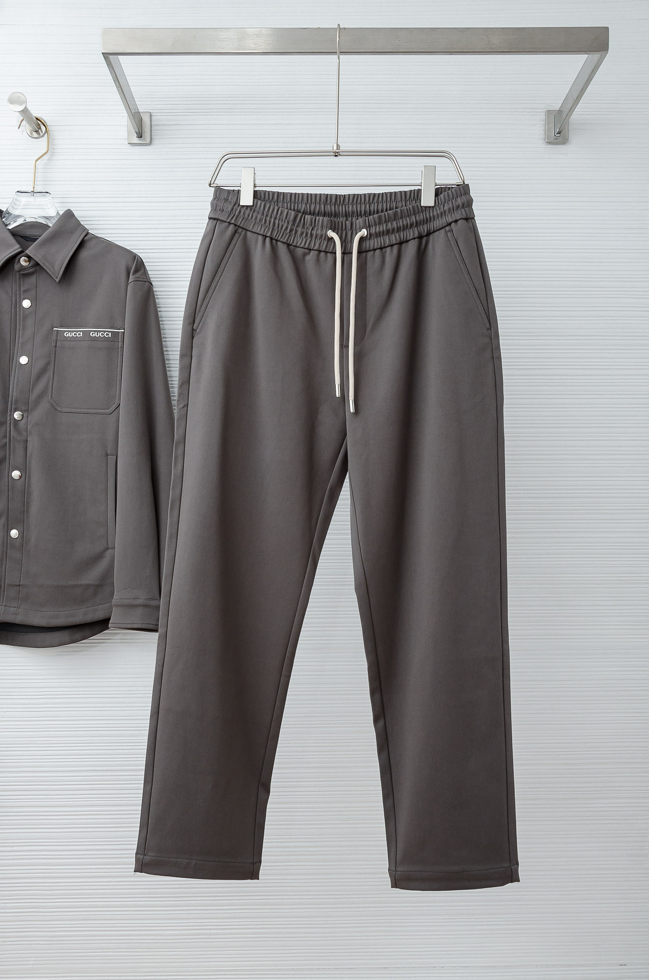 Gu#cci 2026FW最新休闲套装#【单排扣翻领夹克外套+直筒休闲裤】面料采用21.3%聚酯纤维+3