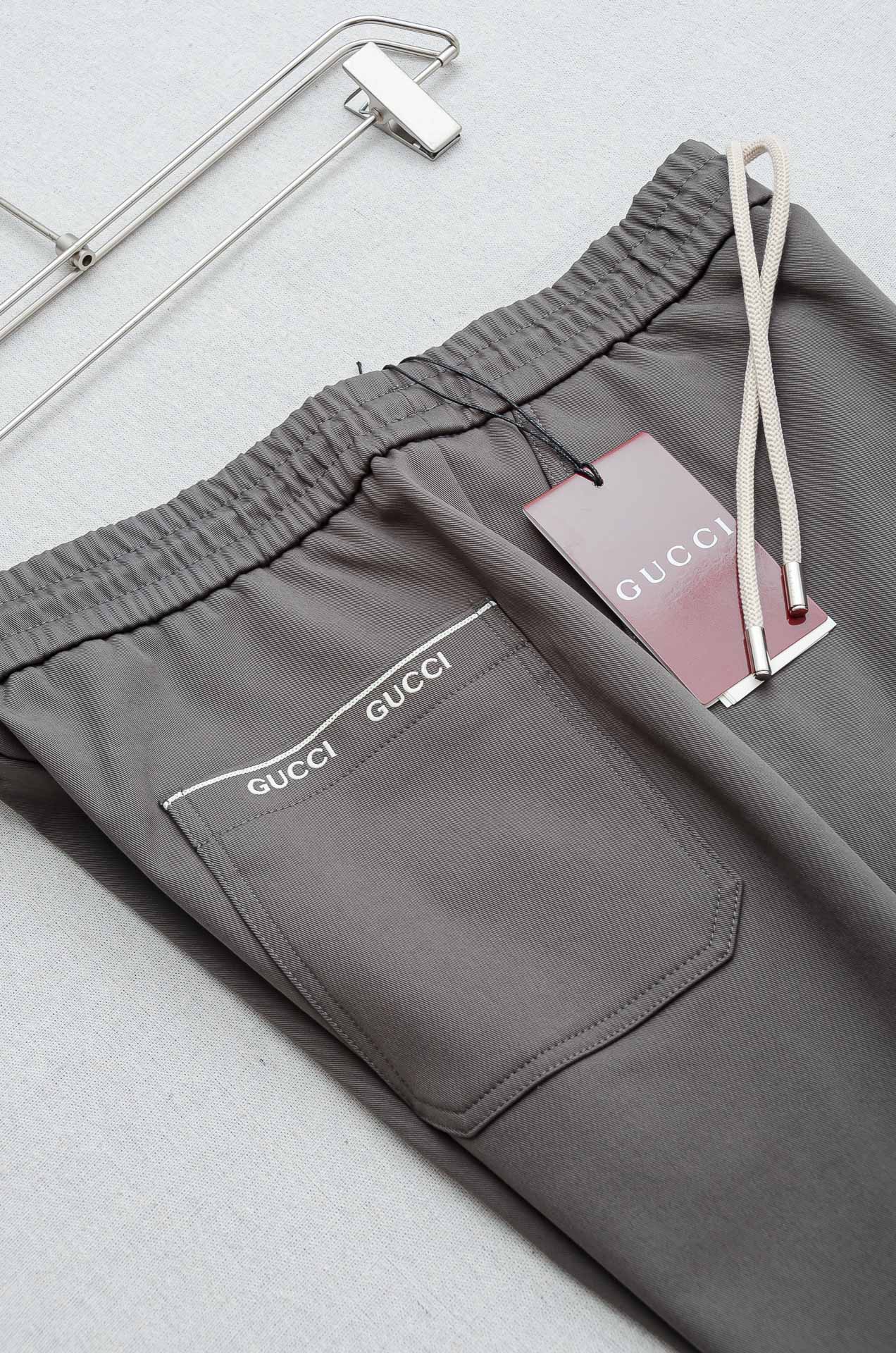 Gu#cci 2026FW最新休闲套装#【单排扣翻领夹克外套+直筒休闲裤】面料采用21.3%聚酯纤维+3