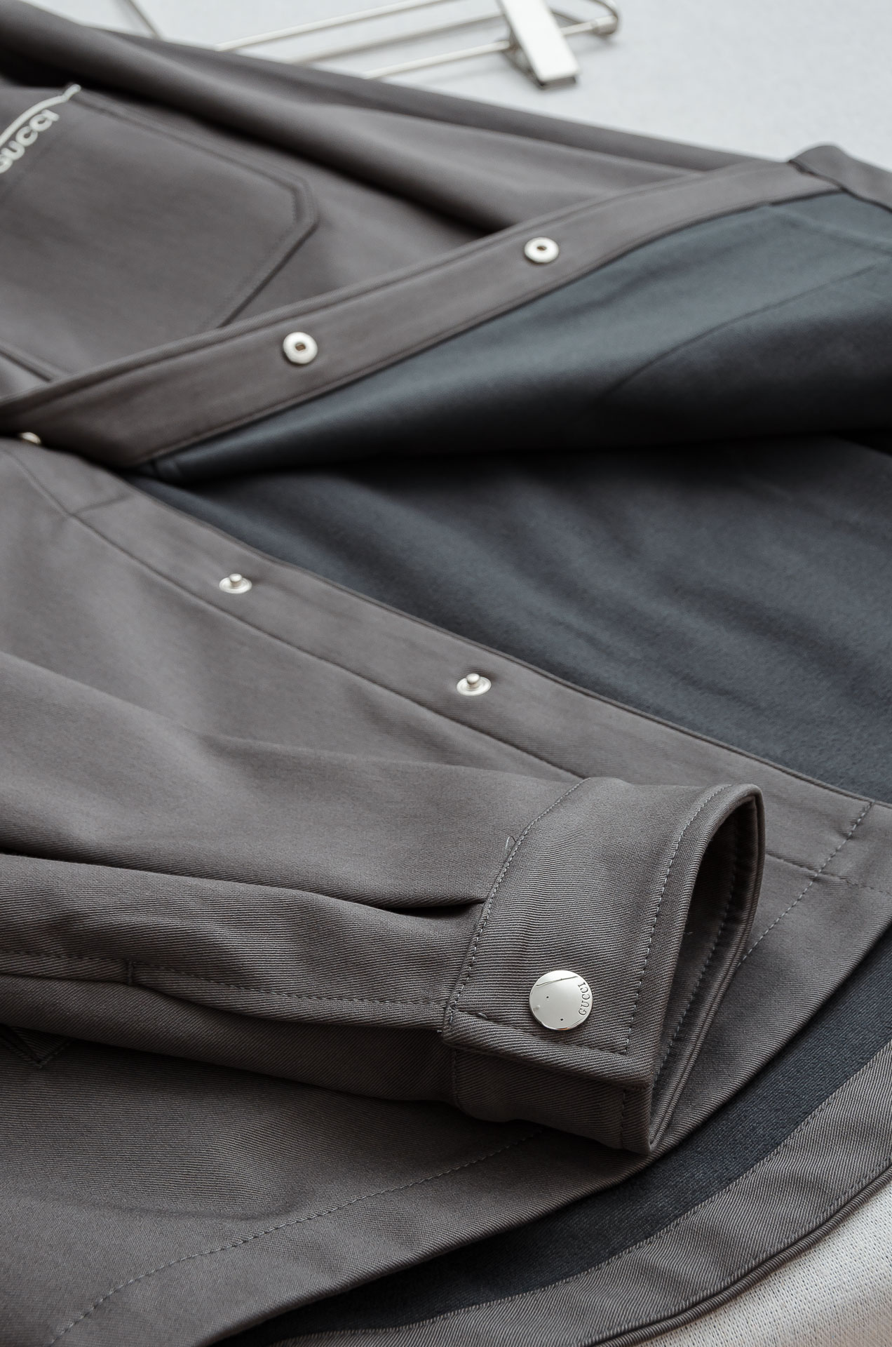 Gu#cci 2026FW最新休闲套装#【单排扣翻领夹克外套+直筒休闲裤】面料采用21.3%聚酯纤维+3