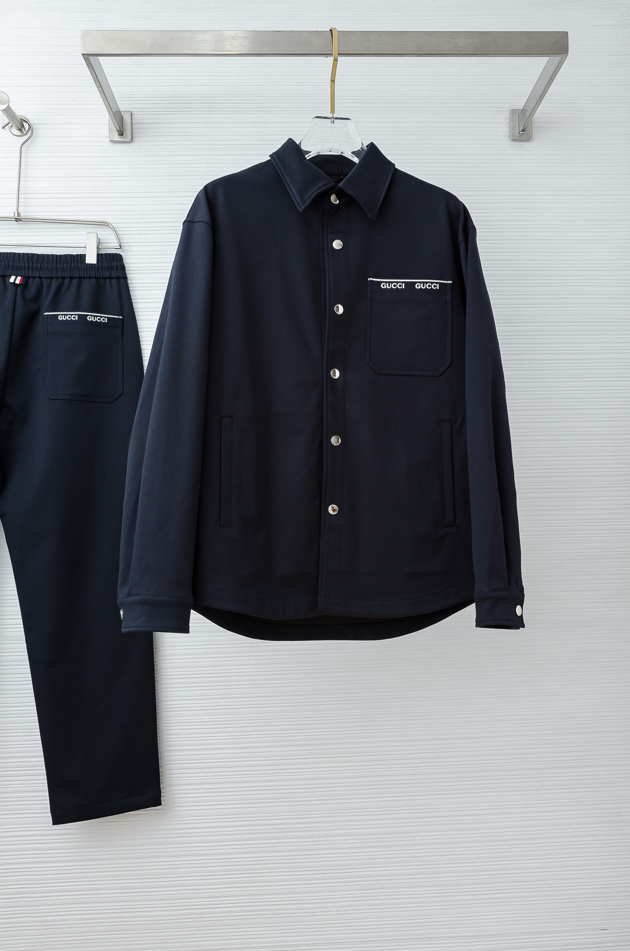 Gu#cci 2026FW最新休闲套装#【单排扣翻领夹克外套+直筒休闲裤】面料采用21.3%聚酯纤维+3