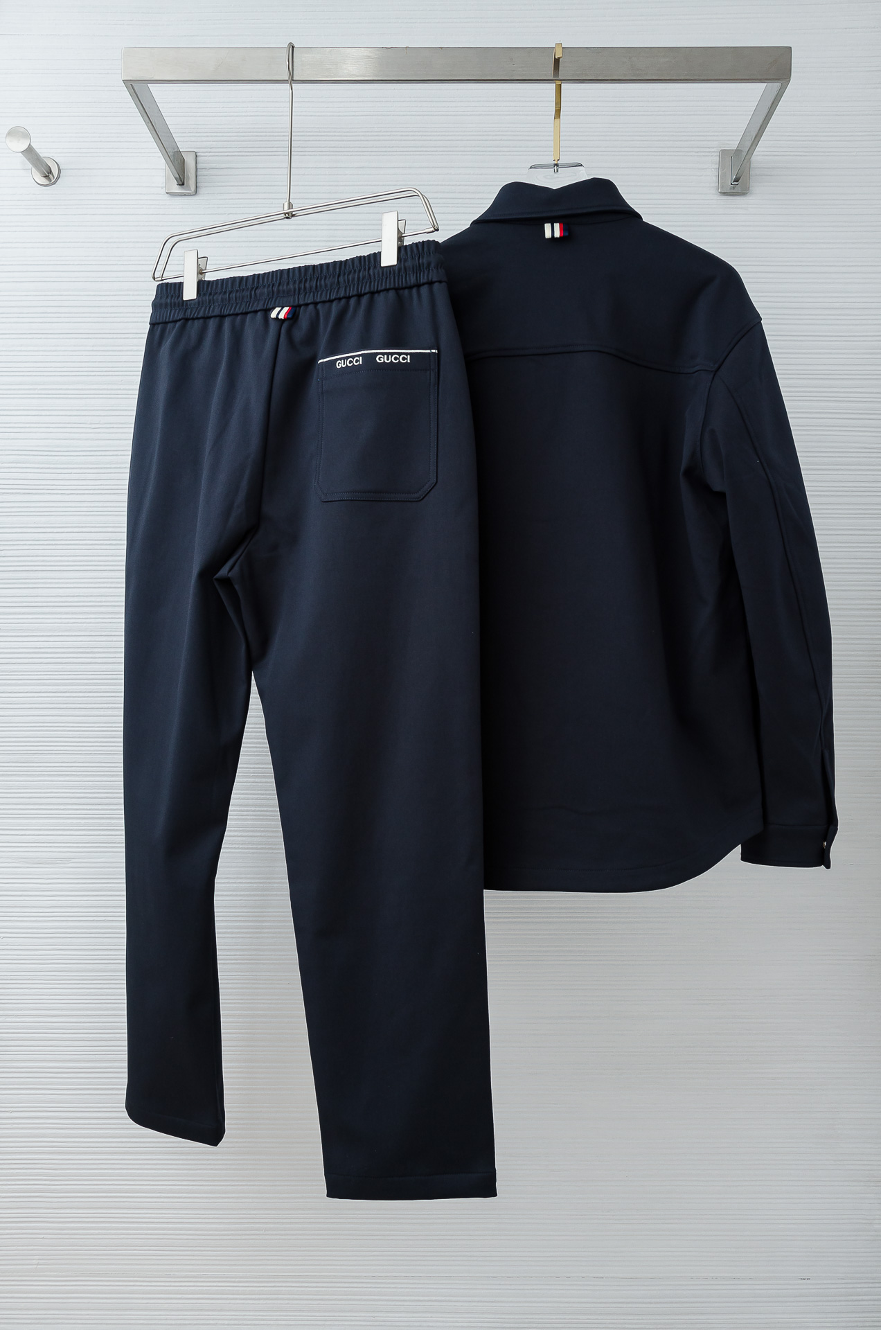 Gu#cci 2026FW最新休闲套装#【单排扣翻领夹克外套+直筒休闲裤】面料采用21.3%聚酯纤维+3