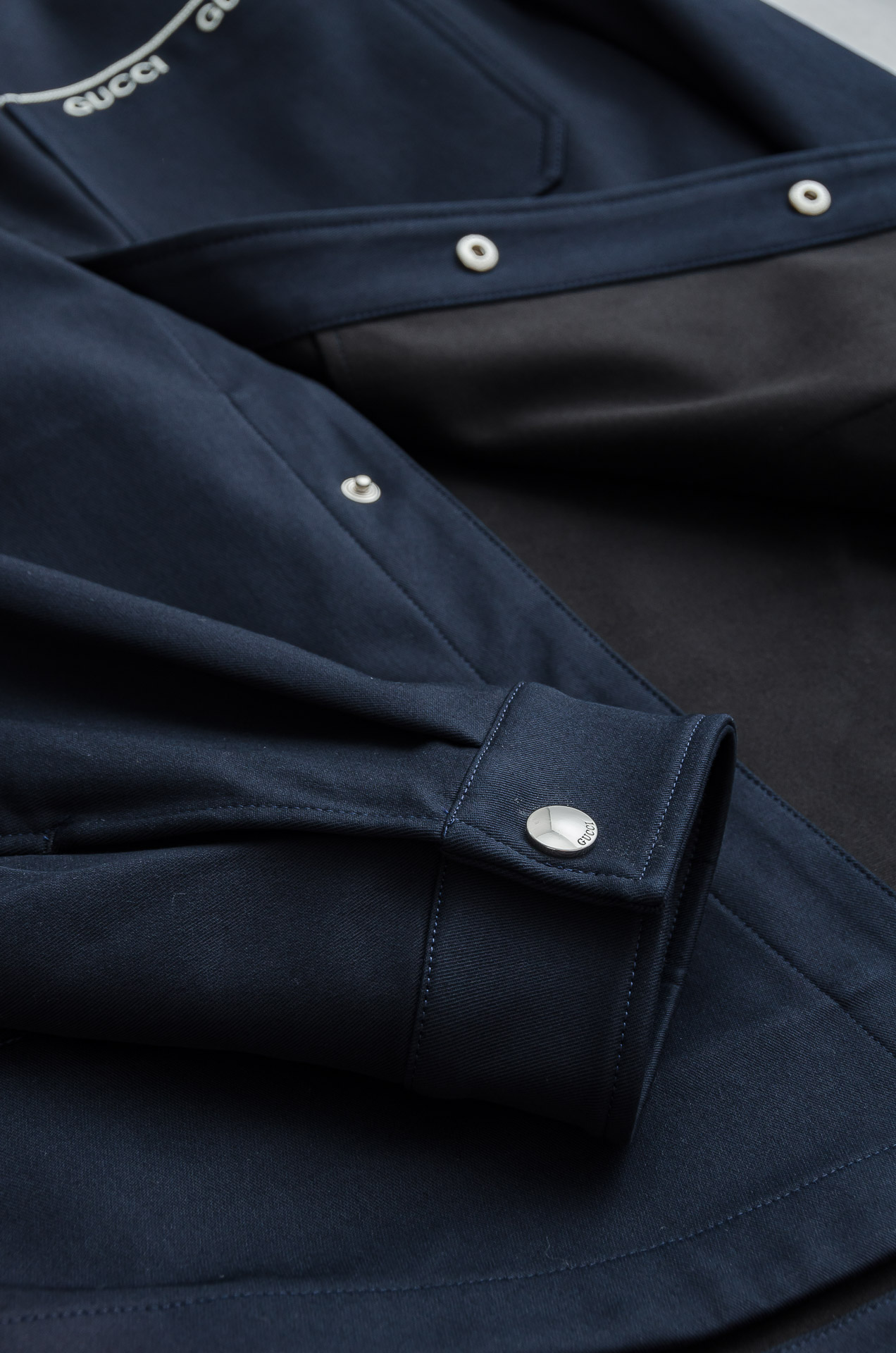 Gu#cci 2026FW最新休闲套装#【单排扣翻领夹克外套+直筒休闲裤】面料采用21.3%聚酯纤维+3