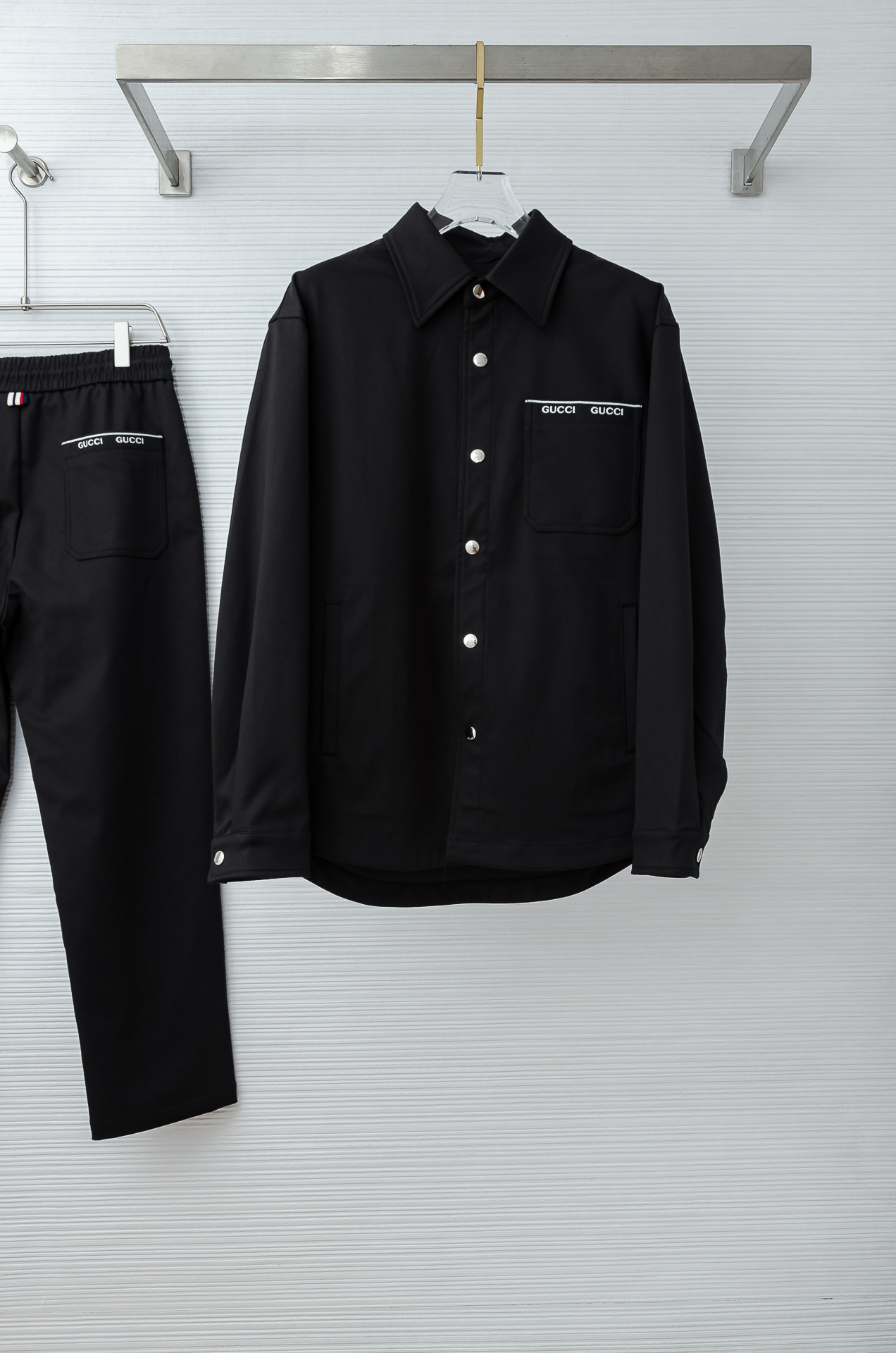 Gu#cci 2026FW最新休闲套装#【单排扣翻领夹克外套+直筒休闲裤】面料采用21.3%聚酯纤维+3