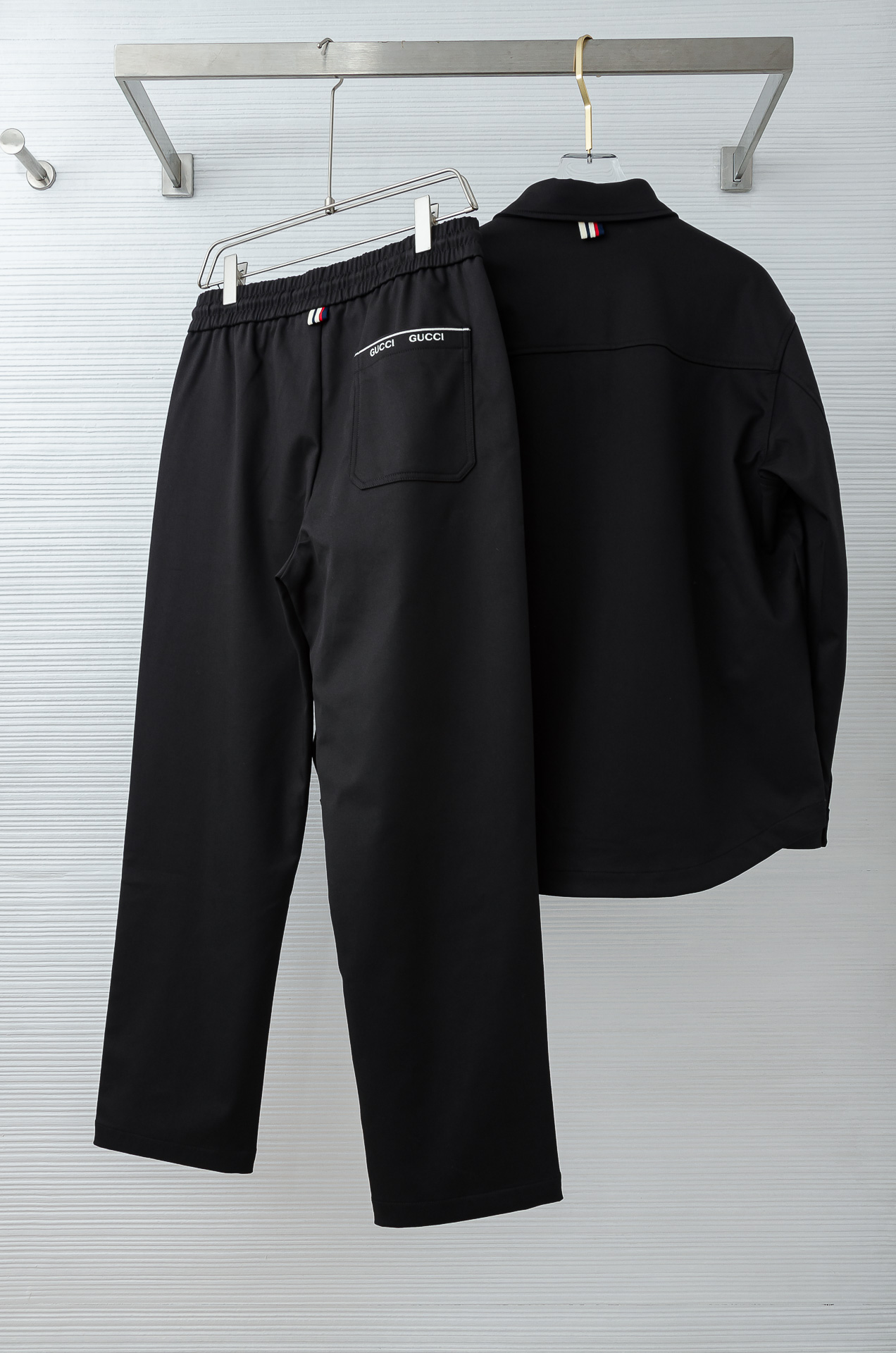 Gu#cci 2026FW最新休闲套装#【单排扣翻领夹克外套+直筒休闲裤】面料采用21.3%聚酯纤维+3