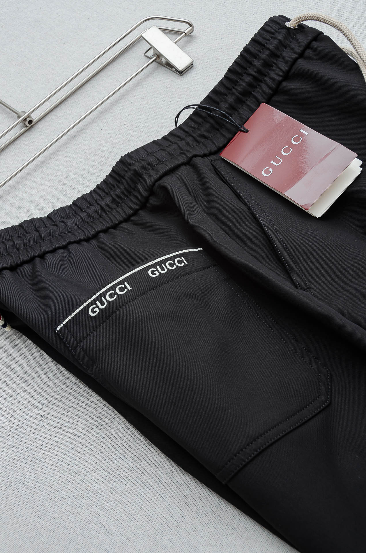 Gu#cci 2026FW最新休闲套装#【单排扣翻领夹克外套+直筒休闲裤】面料采用21.3%聚酯纤维+3