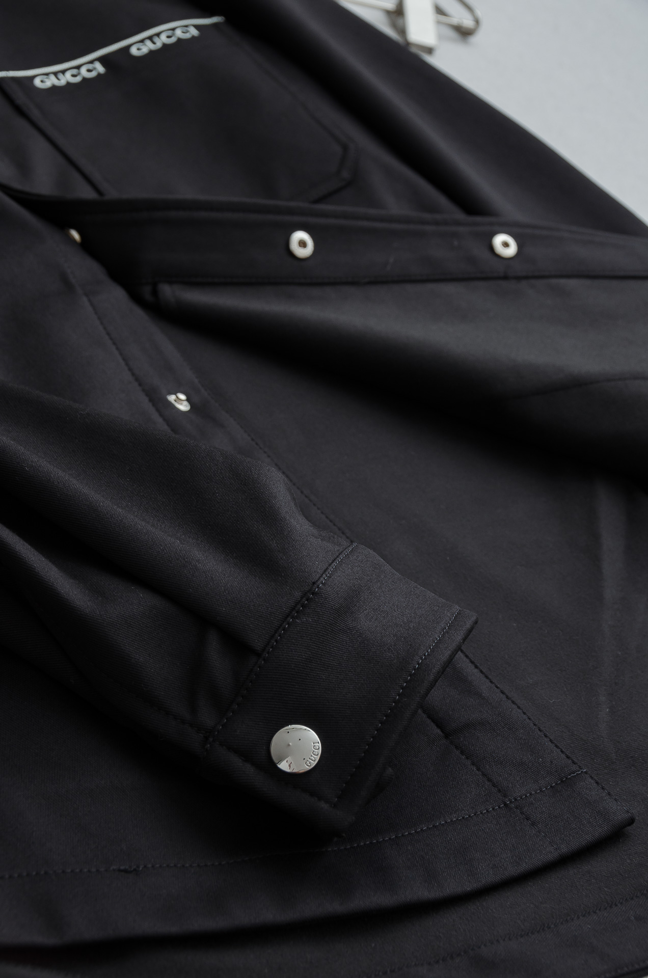 Gu#cci 2026FW最新休闲套装#【单排扣翻领夹克外套+直筒休闲裤】面料采用21.3%聚酯纤维+3