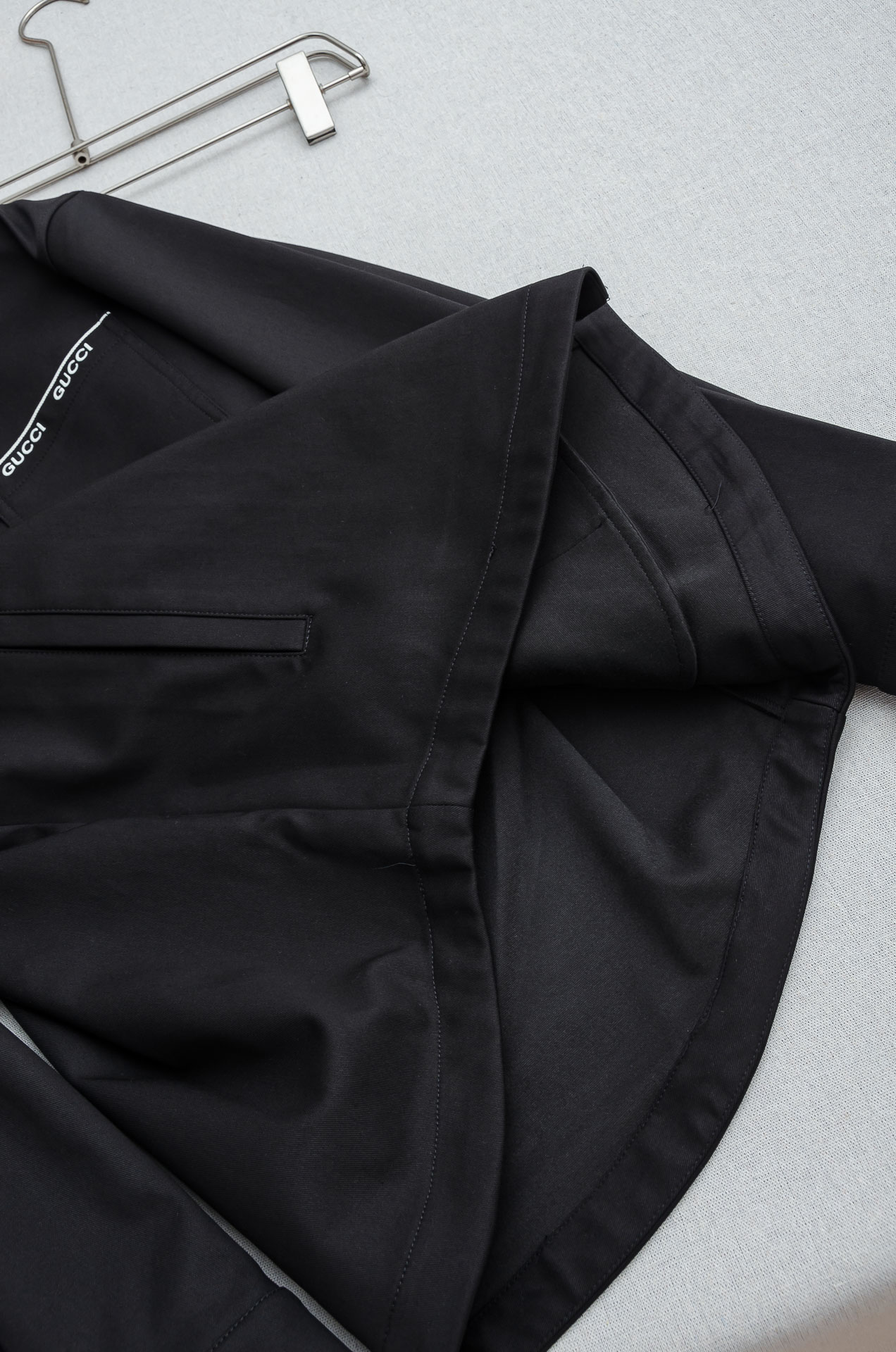 Gu#cci 2026FW最新休闲套装#【单排扣翻领夹克外套+直筒休闲裤】面料采用21.3%聚酯纤维+3