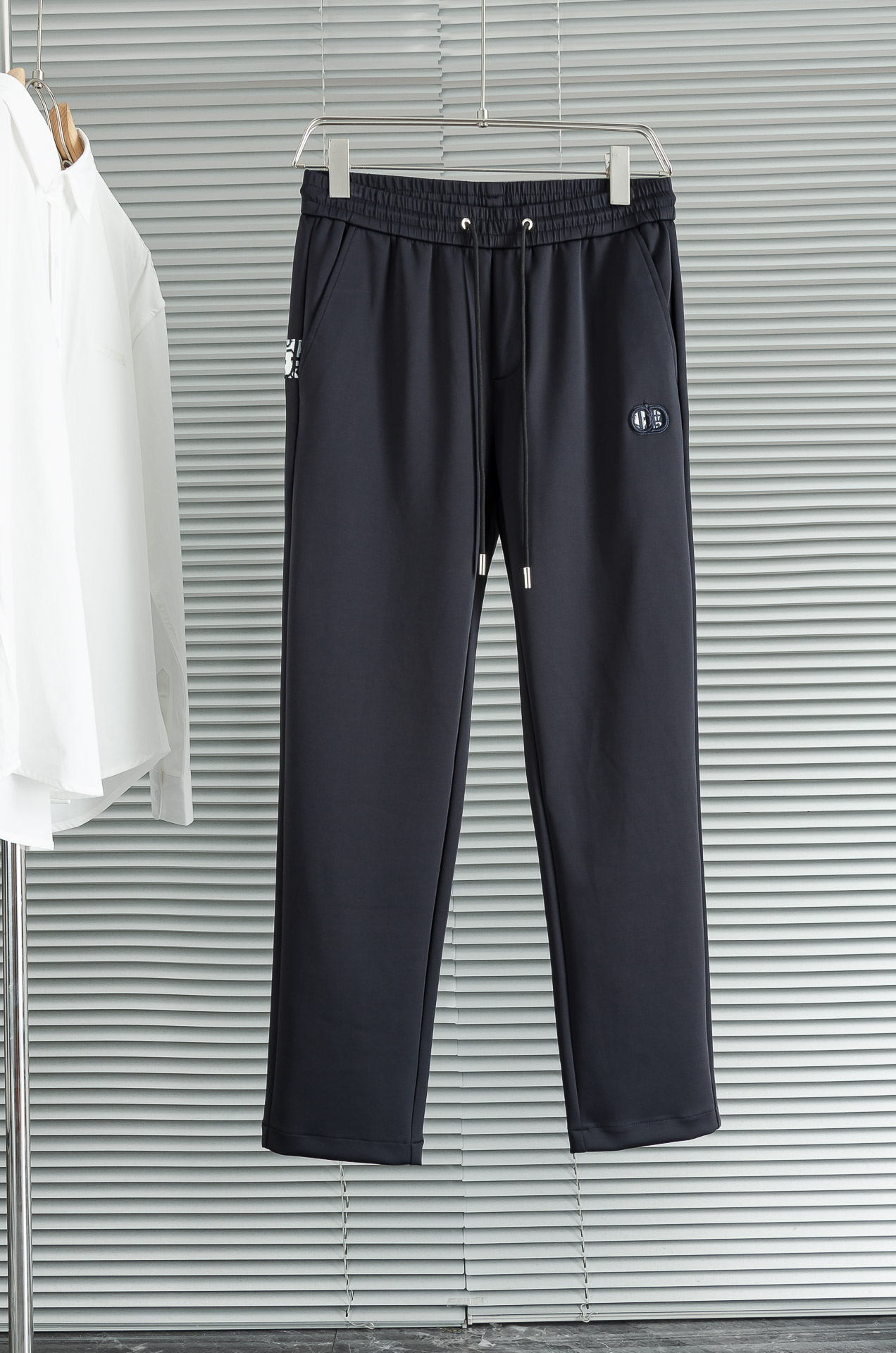 Dior 迪奥2025FW新品 立体刺绣修饰弹力抽绳腰头男士休闲舒适直筒长裤其匠心打造，毋庸置疑的极品重