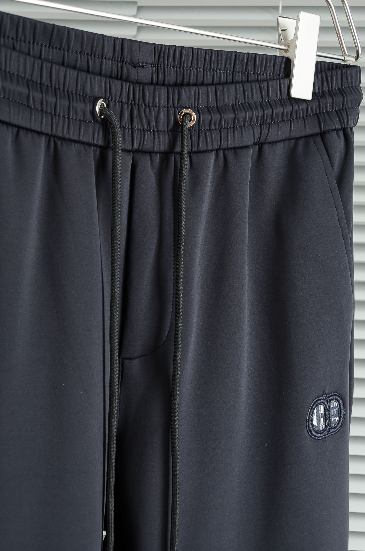 Dior 迪奥2025FW新品 立体刺绣修饰弹力抽绳腰头男士休闲舒适直筒长裤其匠心打造，毋庸置疑的极品重