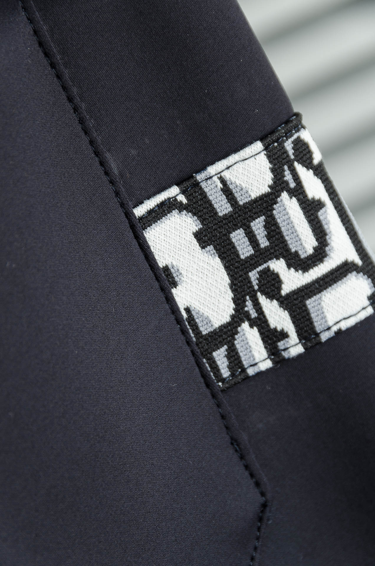 Dior 迪奥2025FW新品 立体刺绣修饰弹力抽绳腰头男士休闲舒适直筒长裤其匠心打造，毋庸置疑的极品重