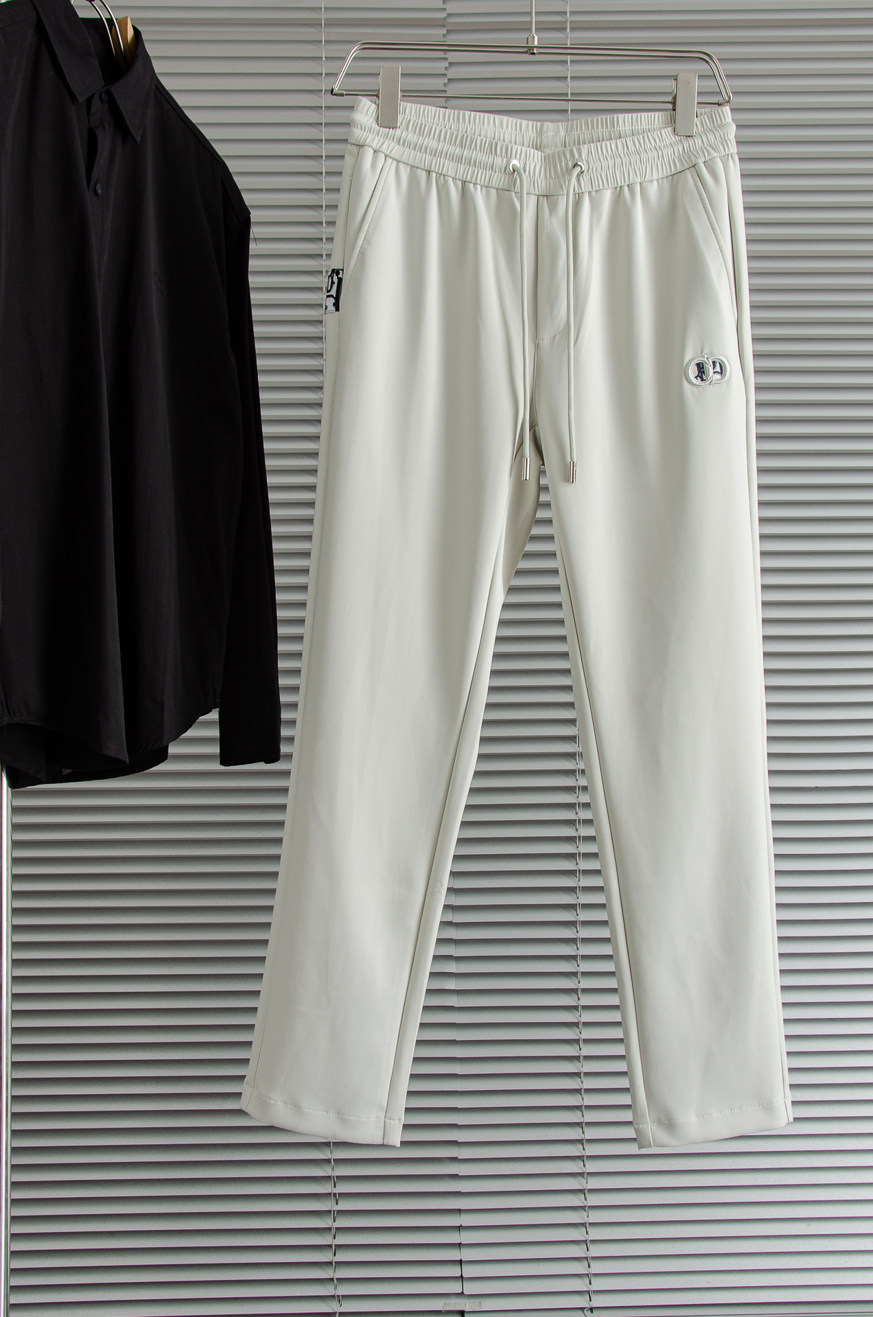 Dior 迪奥2025FW新品 立体刺绣修饰弹力抽绳腰头男士休闲舒适直筒长裤其匠心打造，毋庸置疑的极品重