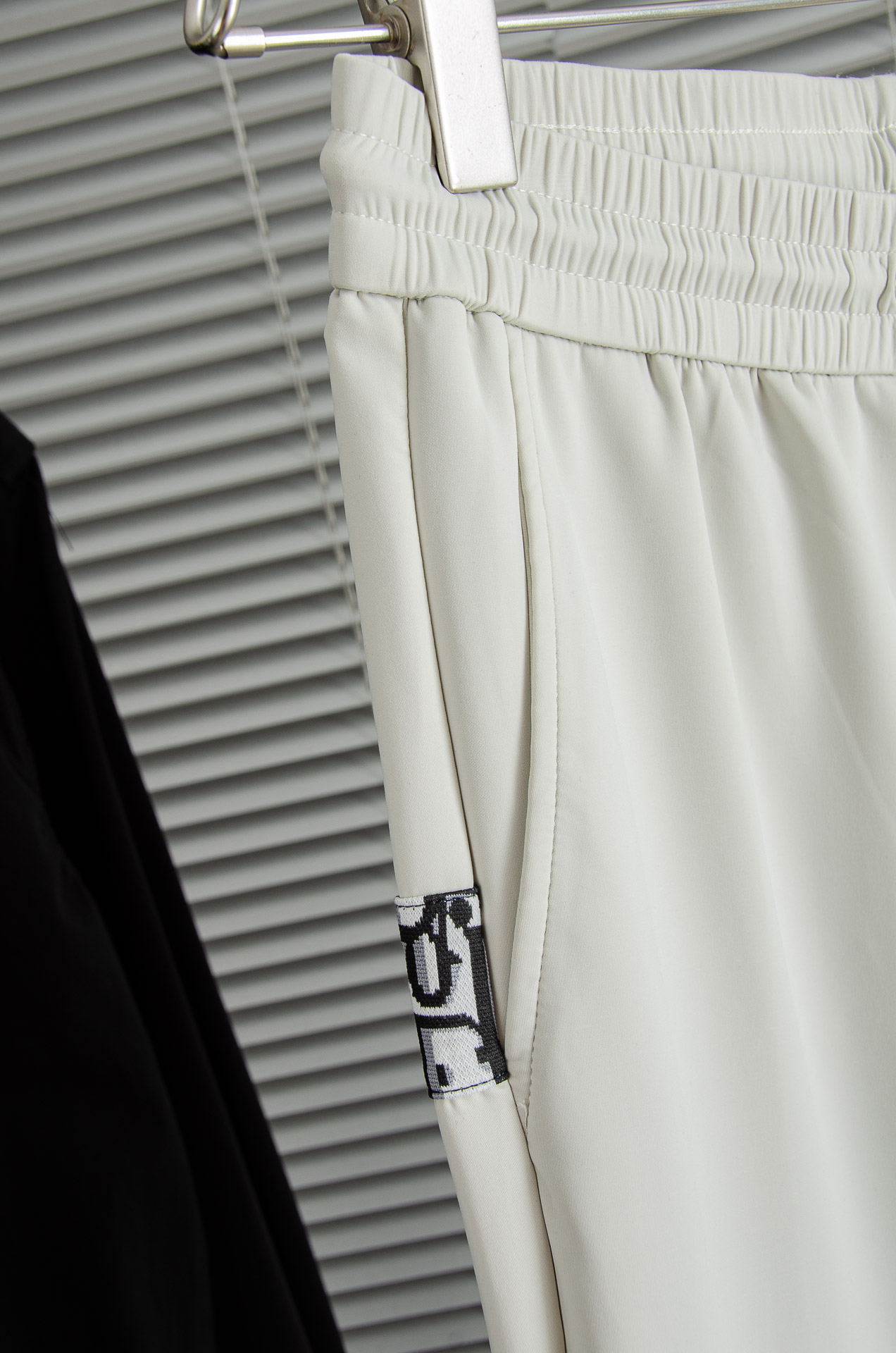 Dior 迪奥2025FW新品 立体刺绣修饰弹力抽绳腰头男士休闲舒适直筒长裤其匠心打造，毋庸置疑的极品重