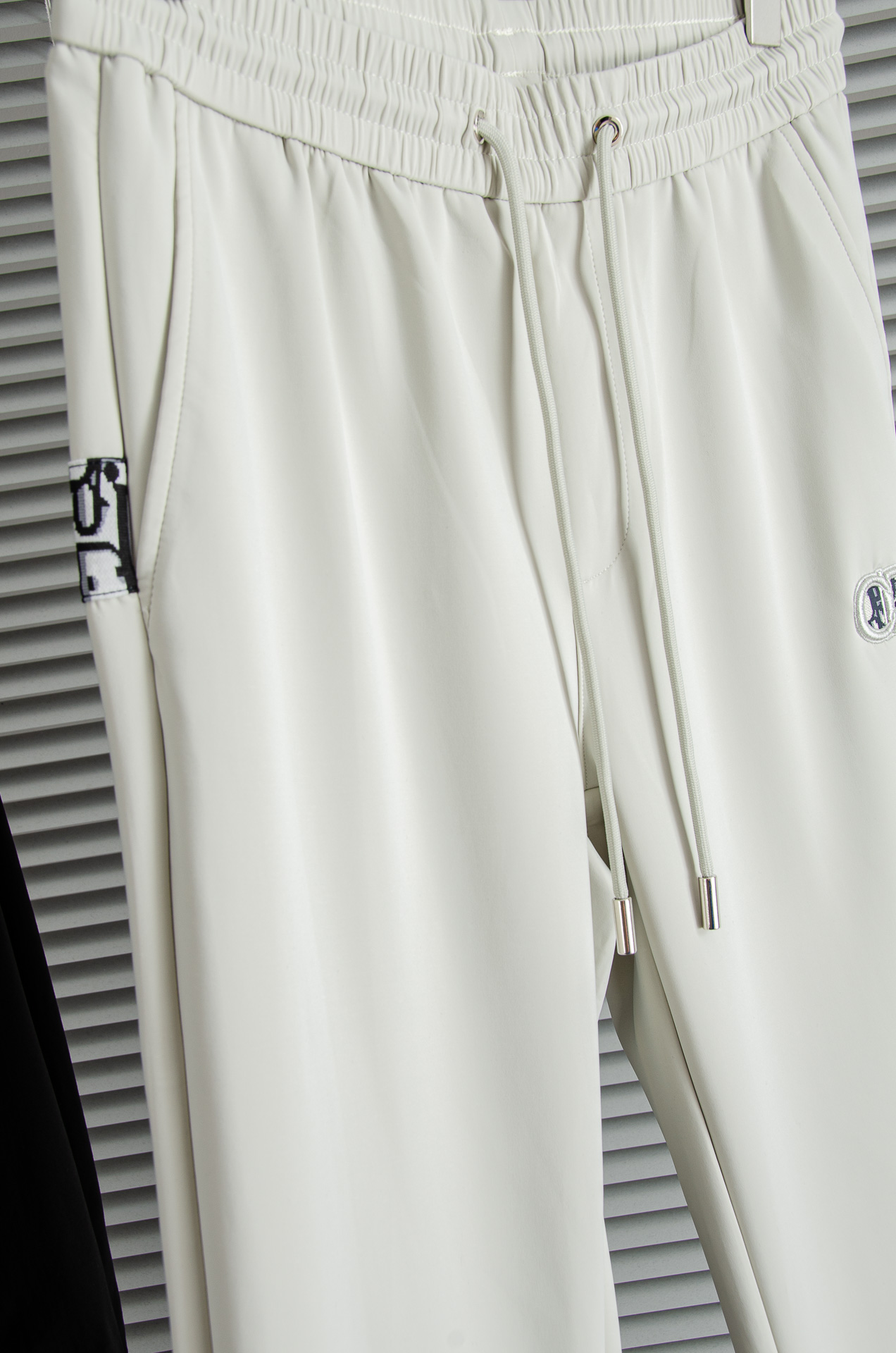 Dior 迪奥2025FW新品 立体刺绣修饰弹力抽绳腰头男士休闲舒适直筒长裤其匠心打造，毋庸置疑的极品重