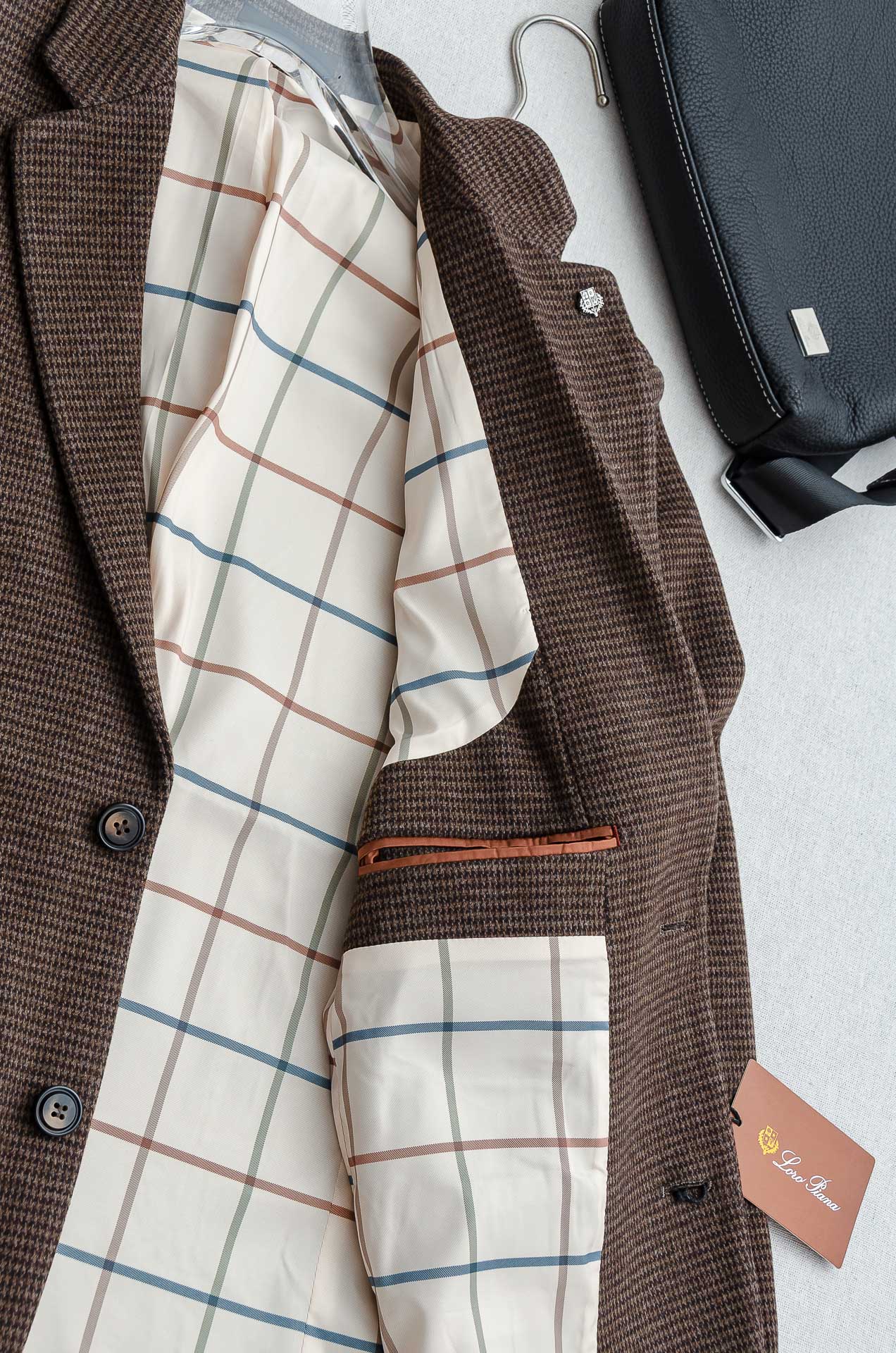 L*FW羊毛+蚕丝混纺胸标点缀男士商务休闲西服#舒适有弹力，区别于普通的西装面料，这个是含羊毛的针织面料