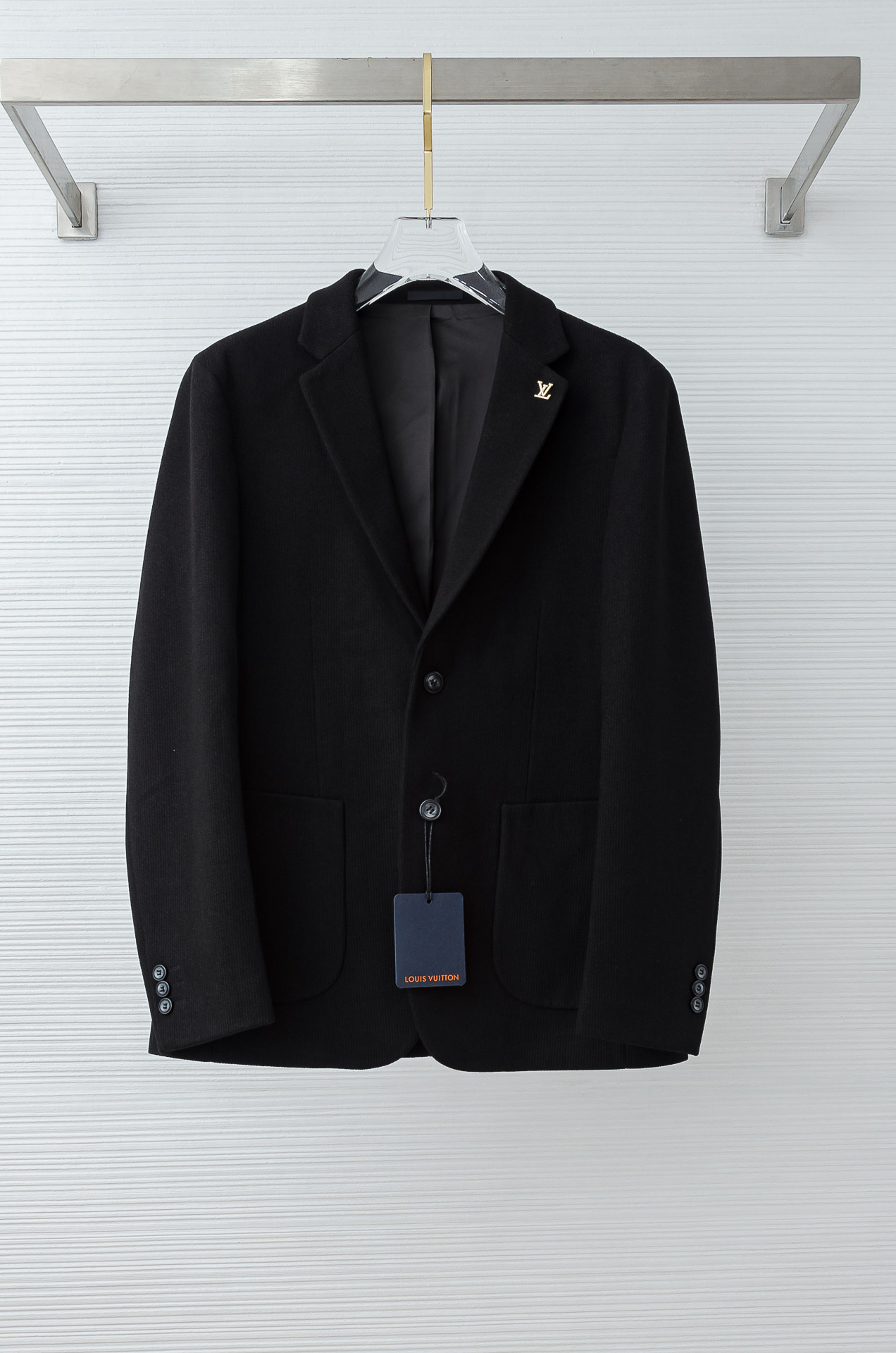 NO:523614,L*V 2025FW wool-blend chest mark embellishes men's business casual suit #comfortable and elastic, different from ordinary suit fabrics. This is a knitted fabric containing wool. The fabric will be much softer than traditional suits, so it will not be too flat and straight. The texture is solid to the touch, not the kind of loose fabric. The velvet feels rich and the porcelain is quite broad, not comparable to the chemical fiber wool-proof version on the market. 8 wool + 69 polyester fiber viscose + 3 spandex!  Soft and comfortable, smooth and shiny, every detail shows perfect quality, both fashionable, comfortable and quality, whether in business occasions or leisure time, it can become your first choice. Enjoy a fashionable and handsome style, allowing you to show your personality and charm in different occasions. Whether you are a young man or a mature gentleman, a wool knitted casual blazer will become one of your first choices for daily wear. Complete your style change and face every day of life calmly!  Code number M-XXXL,,jackets & coats,business suit,alexander wang19860909L*V 2025FW羊毛混纺胸标点缀男士商务休闲西服#舒适有弹力,区别于普通的西装面料,这个是含羊毛的针织面料,织出来的所以面料会比传统西装柔软很多不会太过于板正.摸起来实实在在的质感,不是那种松松垮垮的面料.绒感丰润瓷实挺阔,不是市面化纤防羊毛版本可比拟的.8绵羊毛+69聚酯纤维粘纤+3氨纶 ！柔软舒适,表面顺滑有光泽,每一处细节都呈现出完美的品质,时尚、舒适、品质兼具,无论是商务场合还是休闲时光,都能成为你的首选.尽享着时尚帅气风格,让你在不同场合下展现自己的个性与魅力.无论你是年少青年还是成熟绅士,羊毛针织休闲西装外套都将成为你日常穿着的首选之一.完成你的风格转换,从容面对生活的每一天！ 码数M-XXXL,,jackets & coats,business suit,alexander wang,Men's clothing