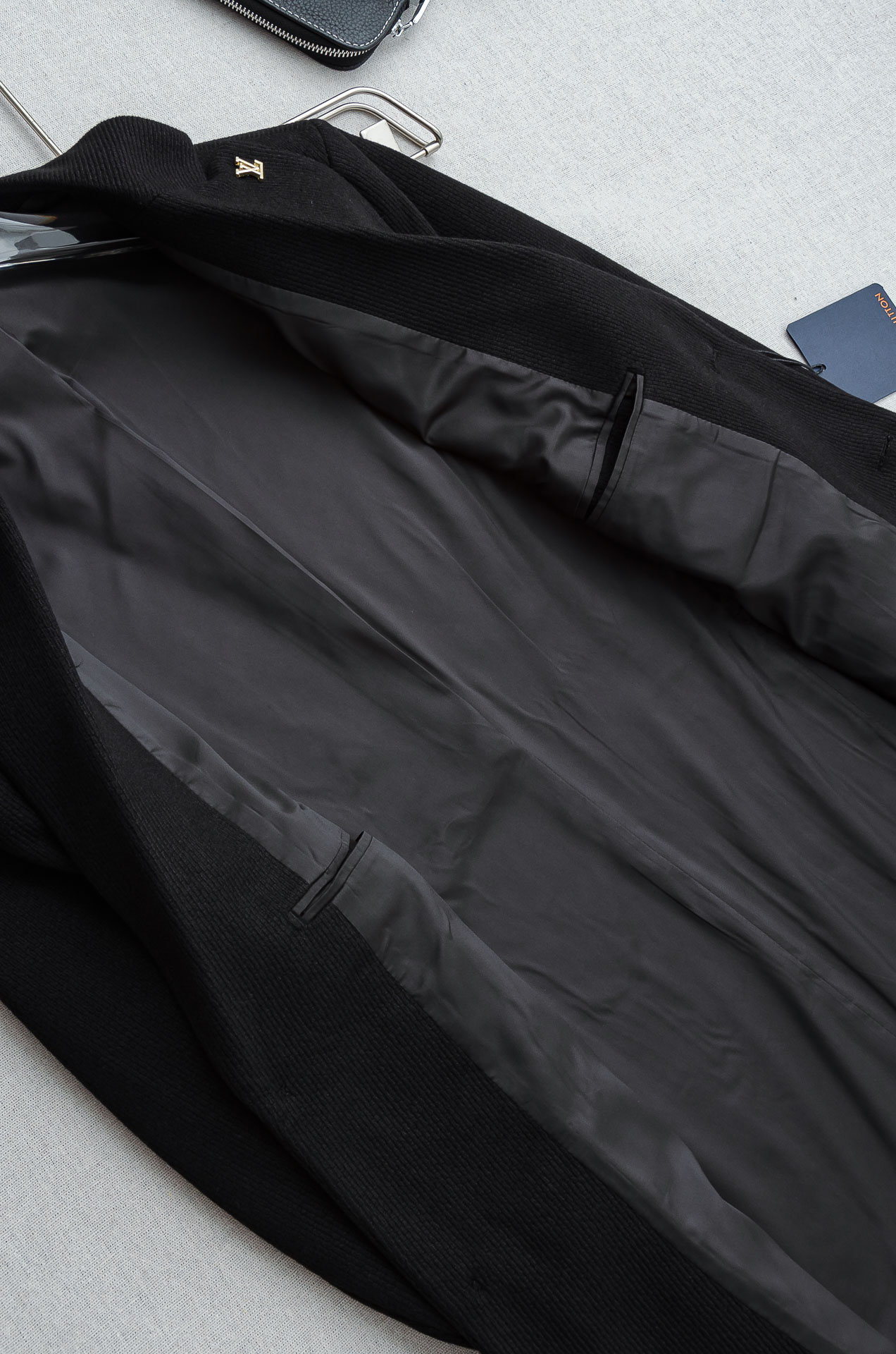 LV 2026FW羊毛混纺胸标点缀男士商务休闲西服#舒适有弹力，区别于普通的西装面料，这个是含羊毛的针织