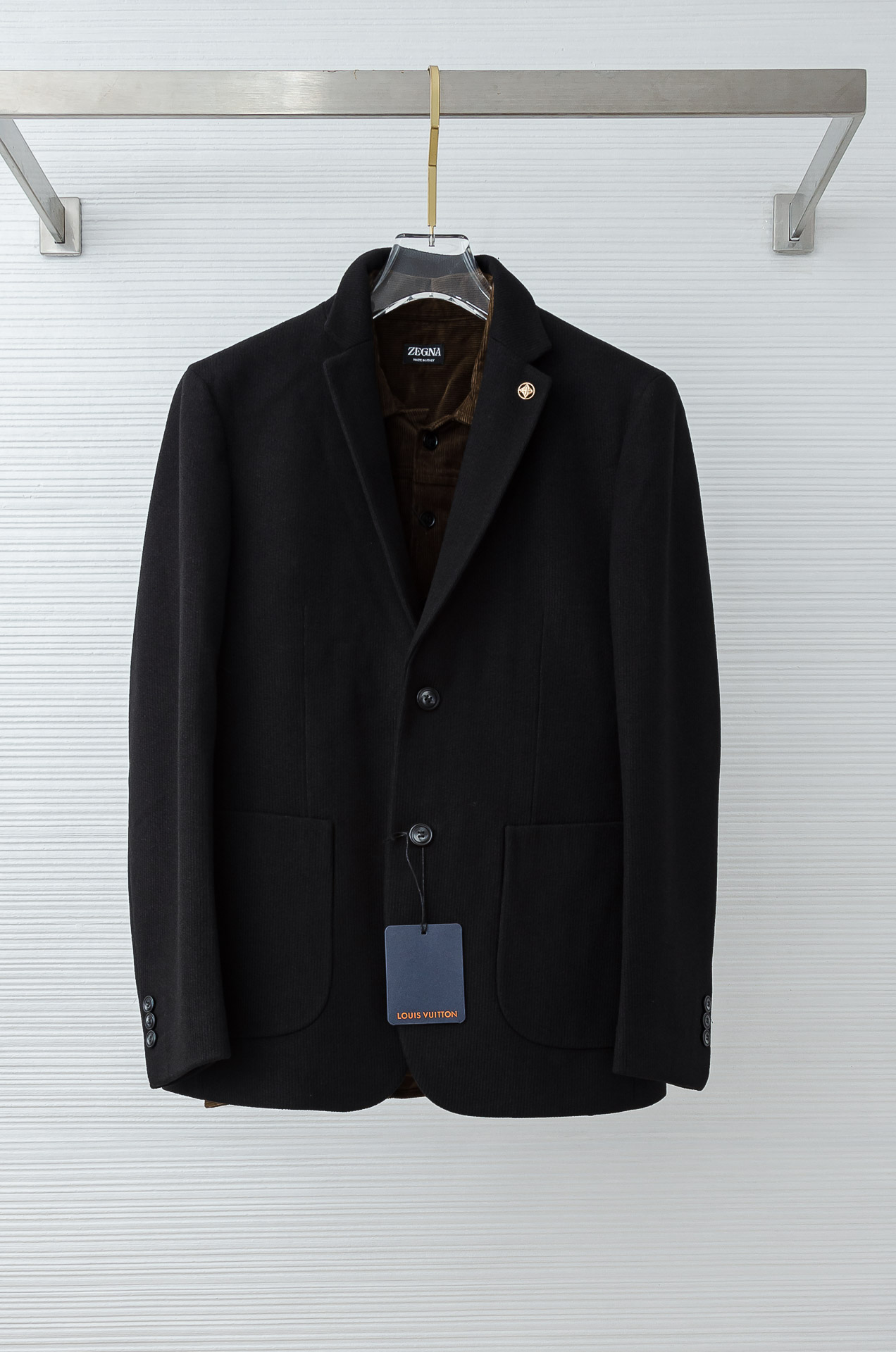 Lv 2026FW羊毛混纺胸标点缀男士商务休闲西服#舒适有弹力，区别于普通的西装面料，这个是含羊毛的针织