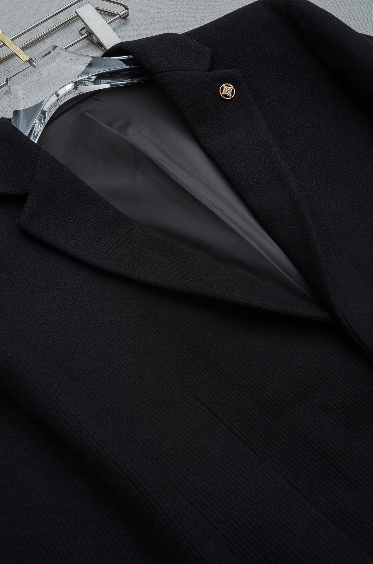 Lv 2026FW羊毛混纺胸标点缀男士商务休闲西服#舒适有弹力，区别于普通的西装面料，这个是含羊毛的针织