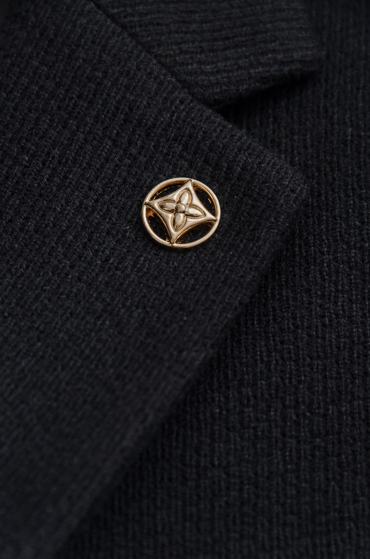 Lv 2026FW羊毛混纺胸标点缀男士商务休闲西服#舒适有弹力，区别于普通的西装面料，这个是含羊毛的针织