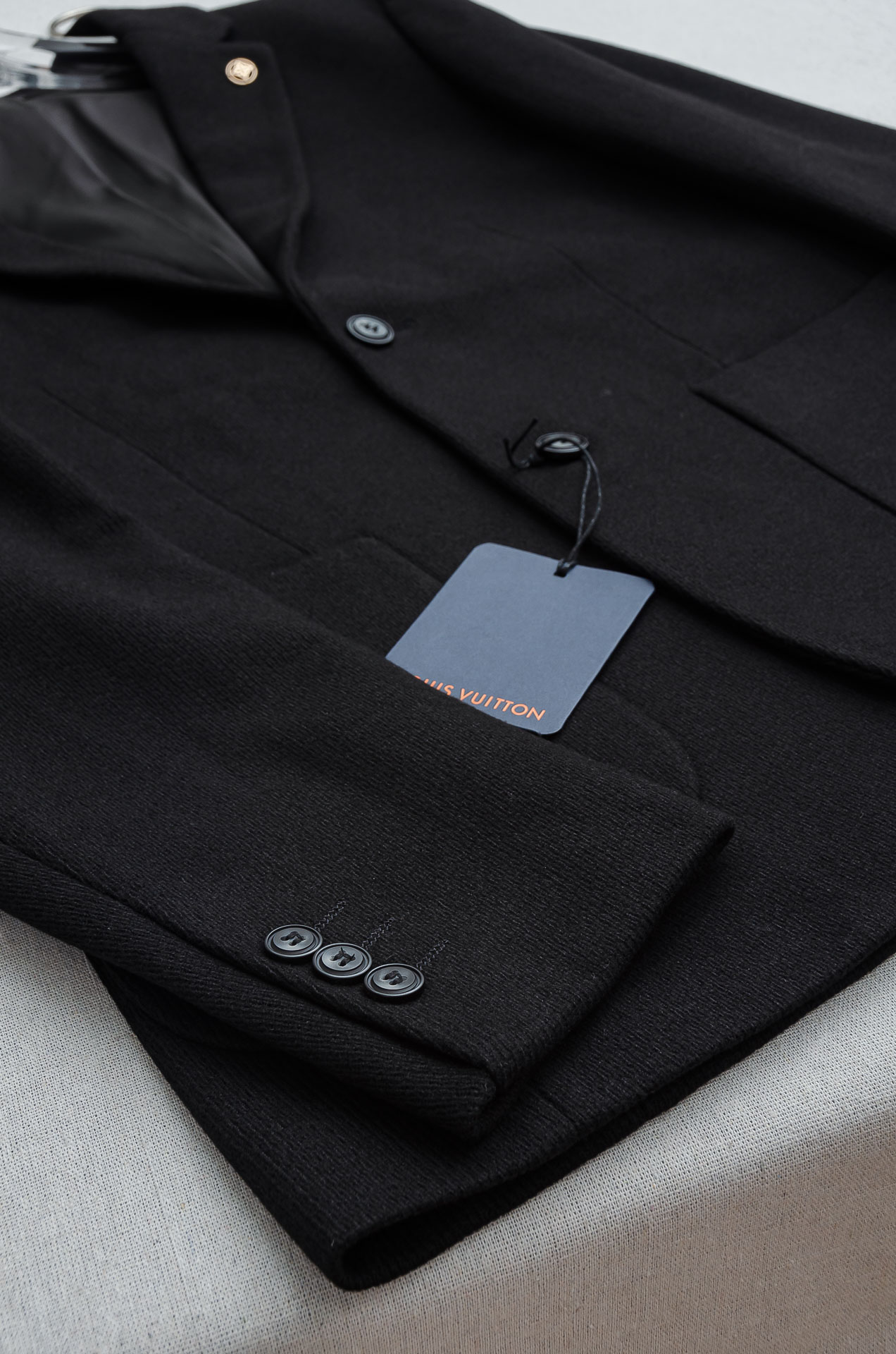Lv 2026FW羊毛混纺胸标点缀男士商务休闲西服#舒适有弹力，区别于普通的西装面料，这个是含羊毛的针织