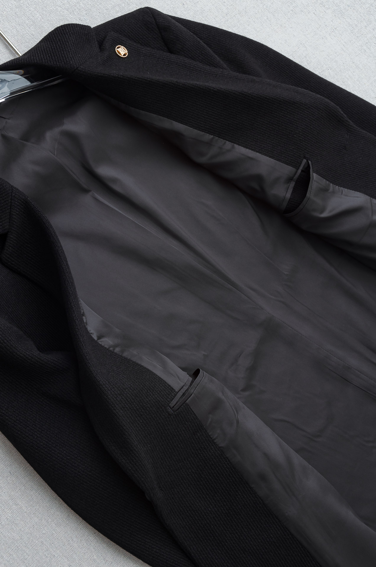 Lv 2026FW羊毛混纺胸标点缀男士商务休闲西服#舒适有弹力，区别于普通的西装面料，这个是含羊毛的针织