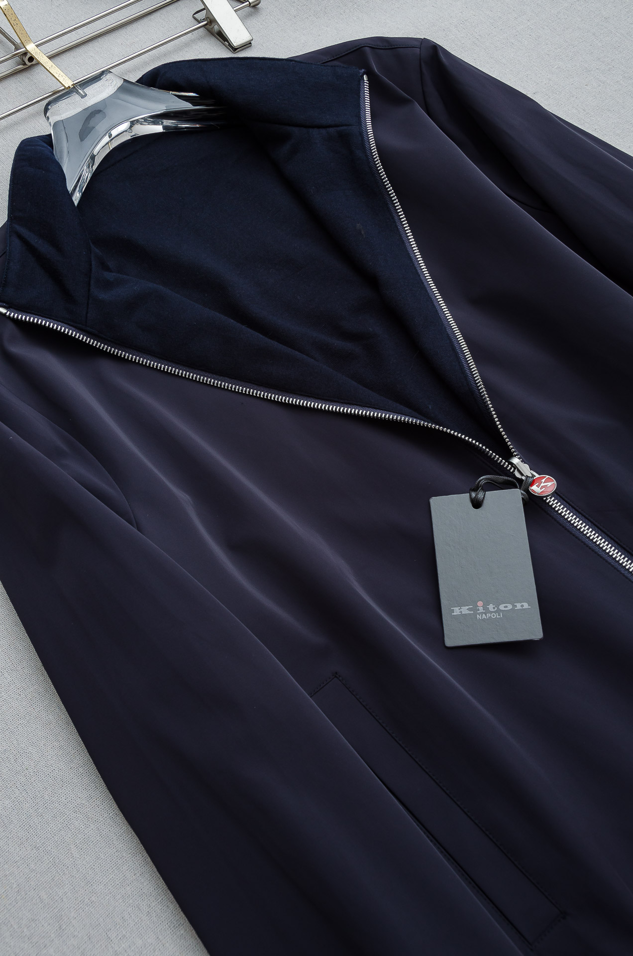 kiton 双面设计A面羊毛+羊绒B面高支高密定织三防面料呈现不同质感风格！双面穿立领夹克外套#采用双面