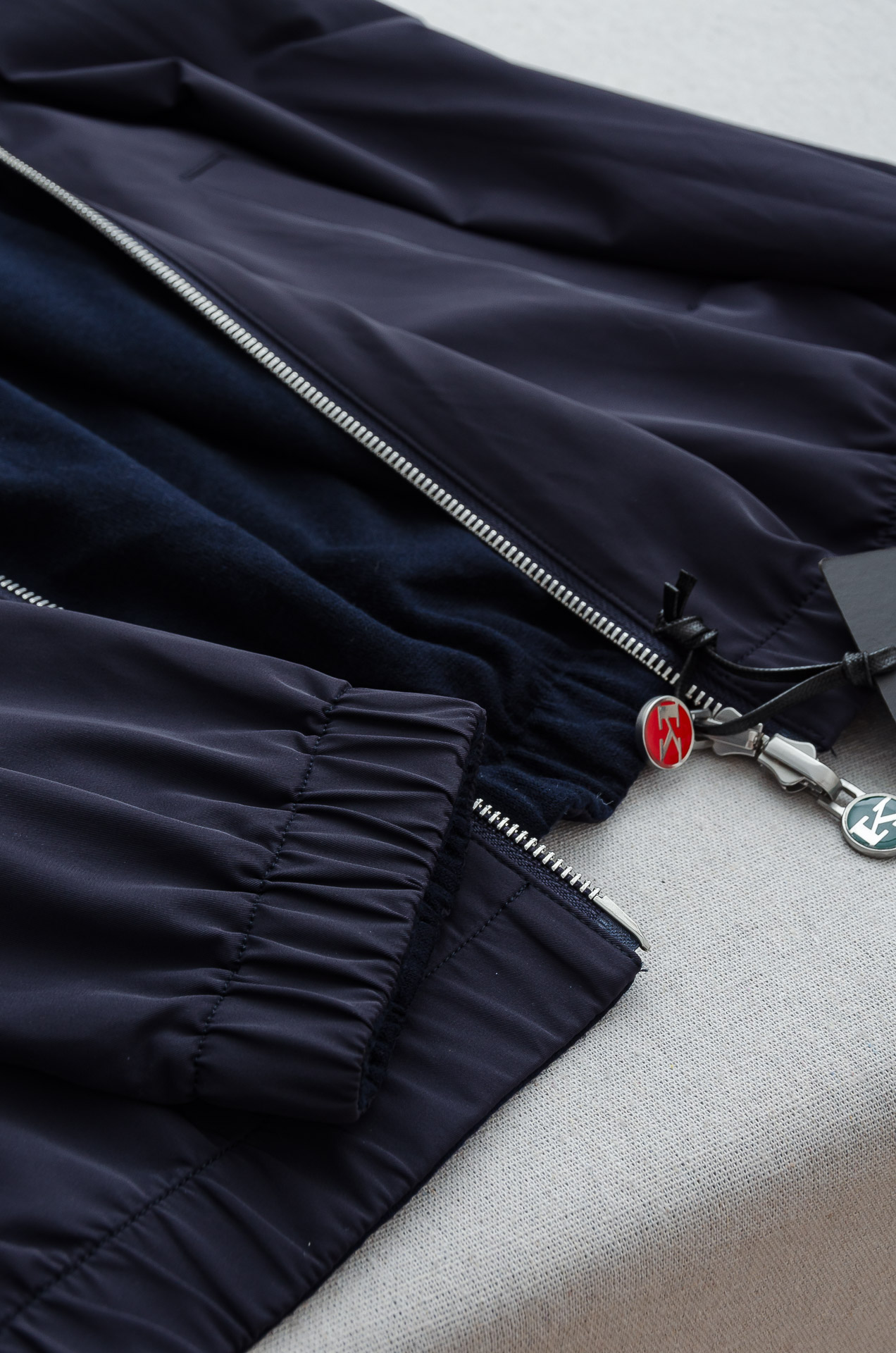 kiton 双面设计A面羊毛+羊绒B面高支高密定织三防面料呈现不同质感风格！双面穿立领夹克外套#采用双面