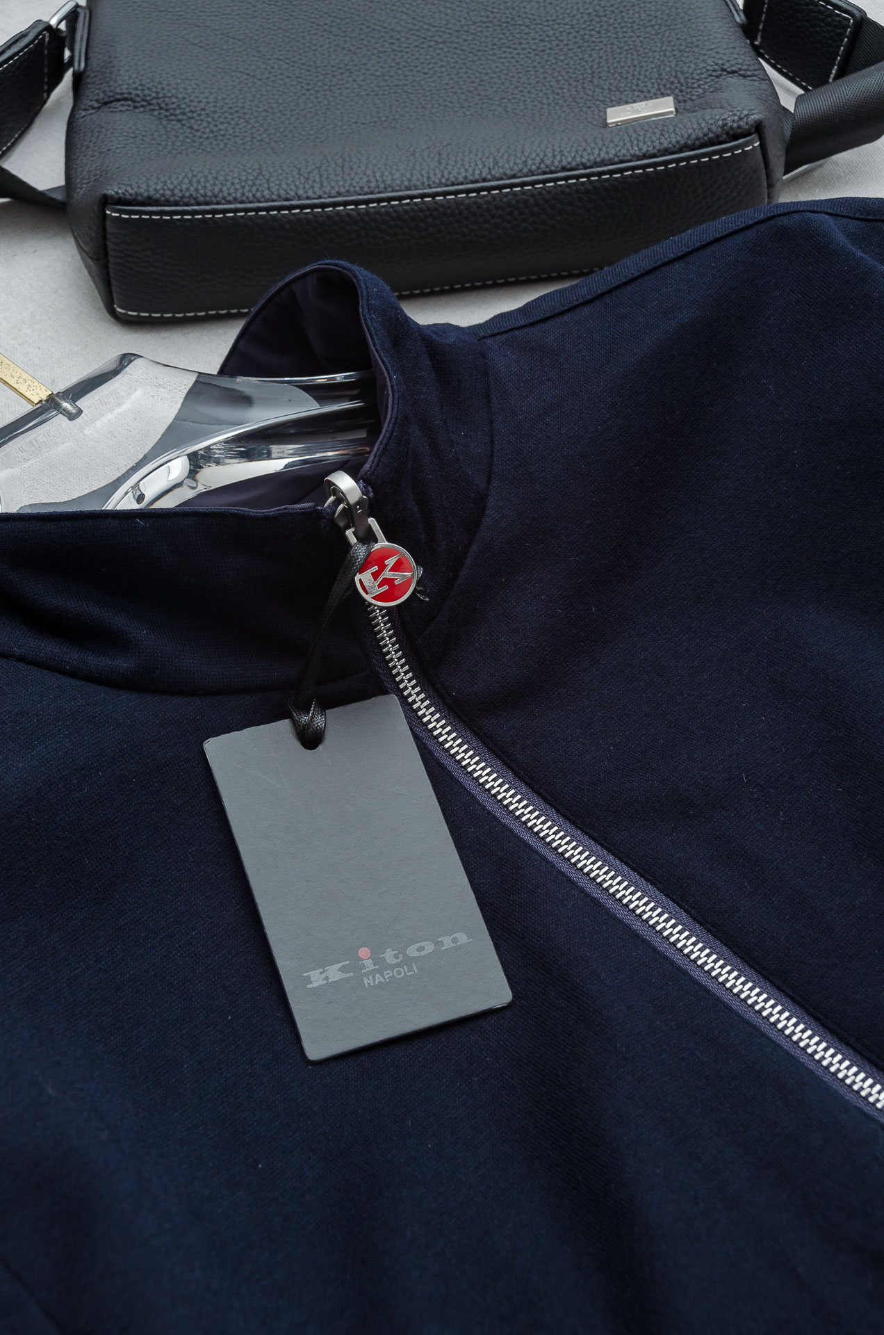 kiton 双面设计A面羊毛+羊绒B面高支高密定织三防面料呈现不同质感风格！双面穿立领夹克外套#采用双面