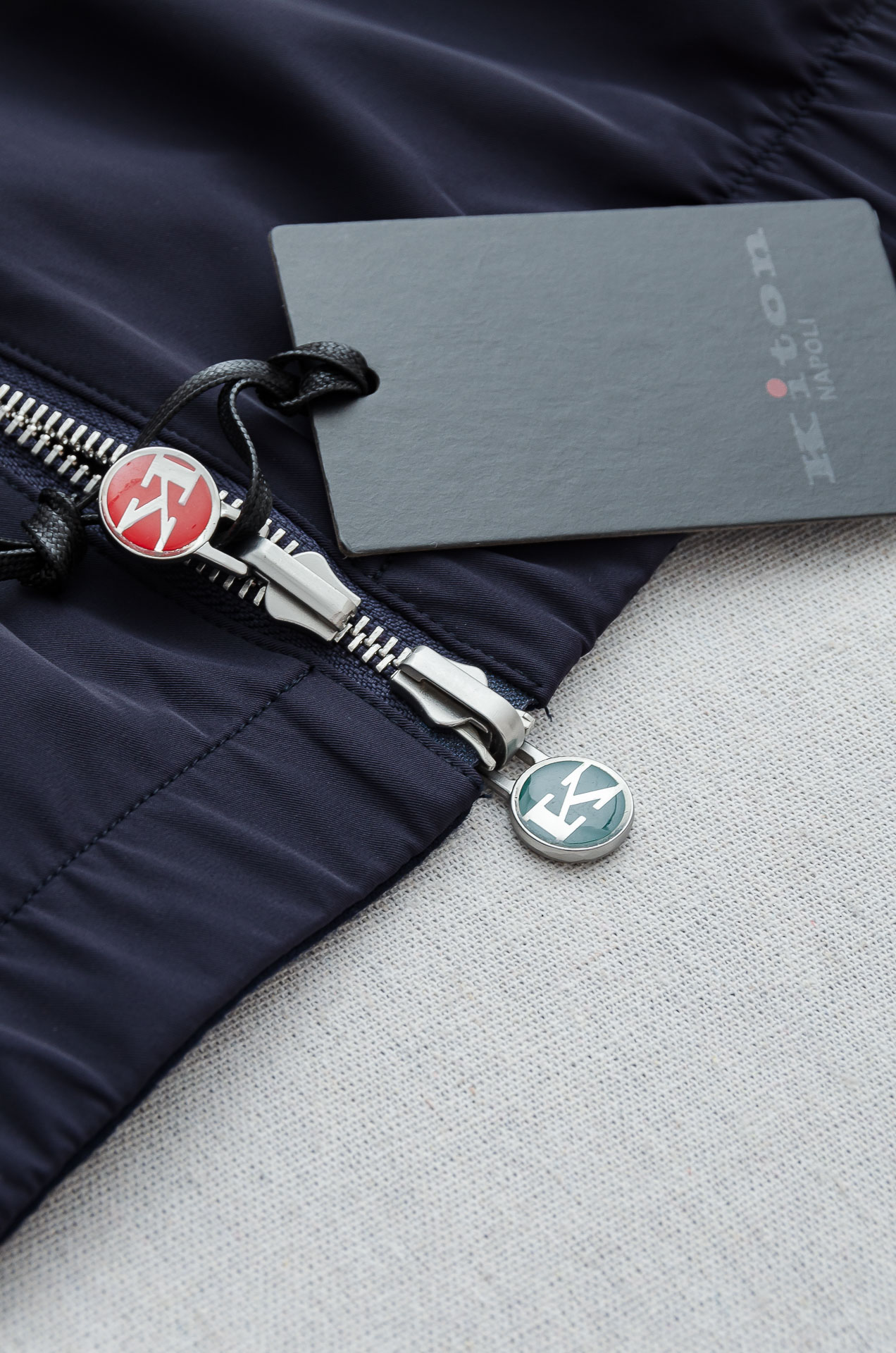 kiton 双面设计A面羊毛+羊绒B面高支高密定织三防面料呈现不同质感风格！双面穿立领夹克外套#采用双面