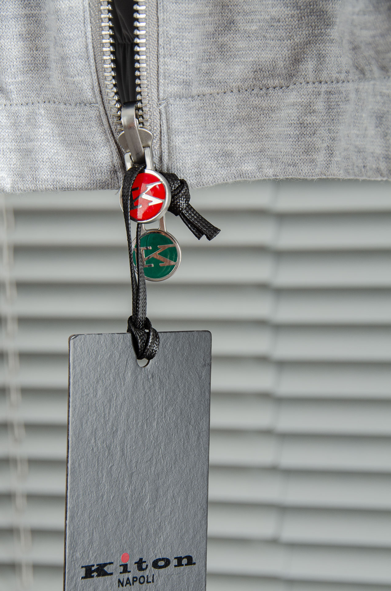 kiton 双面设计A面羊毛+羊绒B面高支高密定织三防面料呈现不同质感风格！双面穿立领夹克外套#采用双面