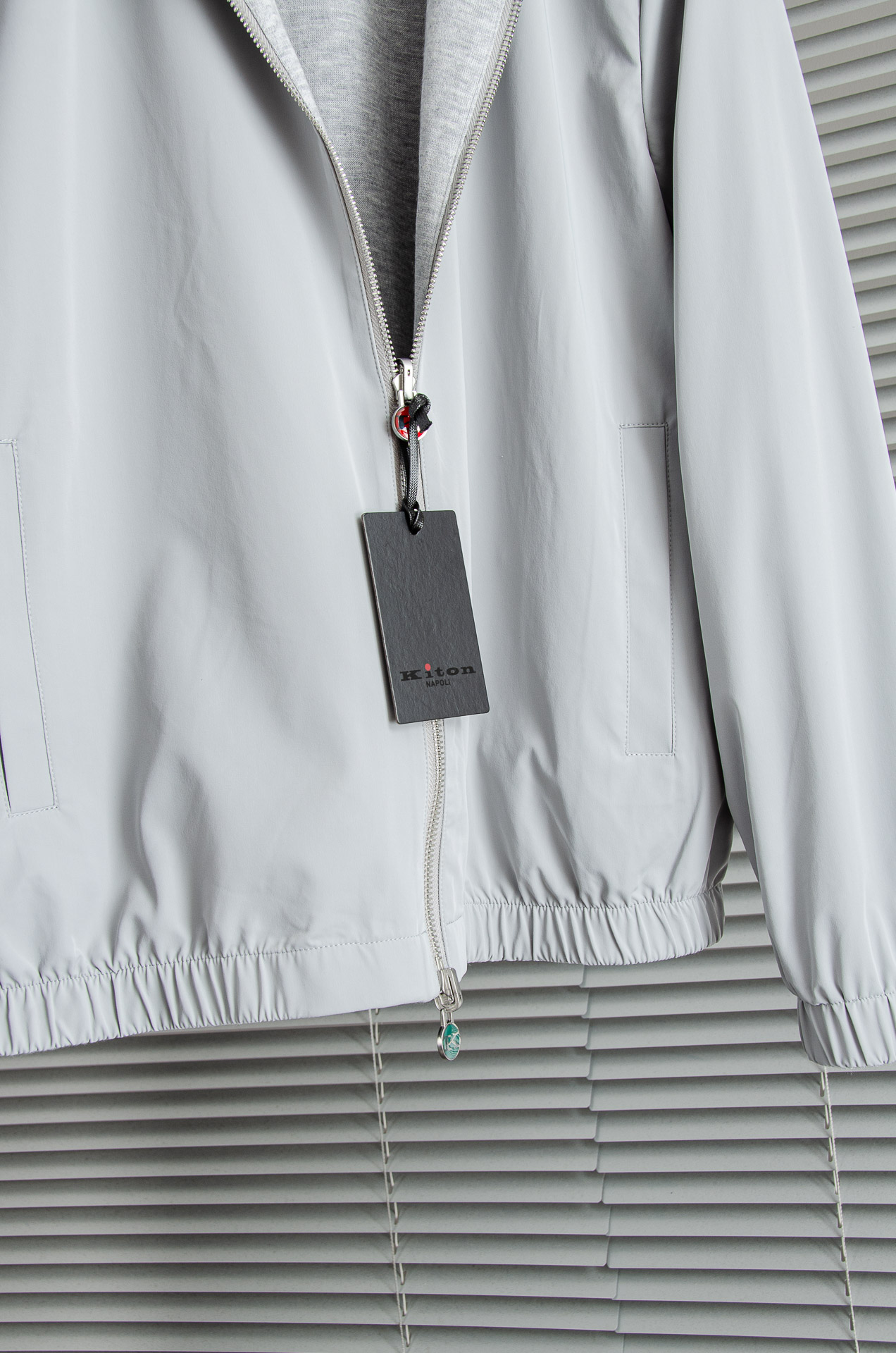 kiton 双面设计A面羊毛+羊绒B面高支高密定织三防面料呈现不同质感风格！双面穿立领夹克外套#采用双面