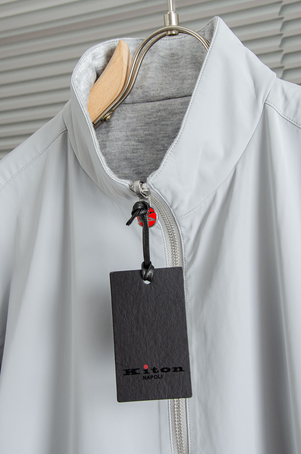 kiton 双面设计A面羊毛+羊绒B面高支高密定织三防面料呈现不同质感风格！双面穿立领夹克外套#采用双面