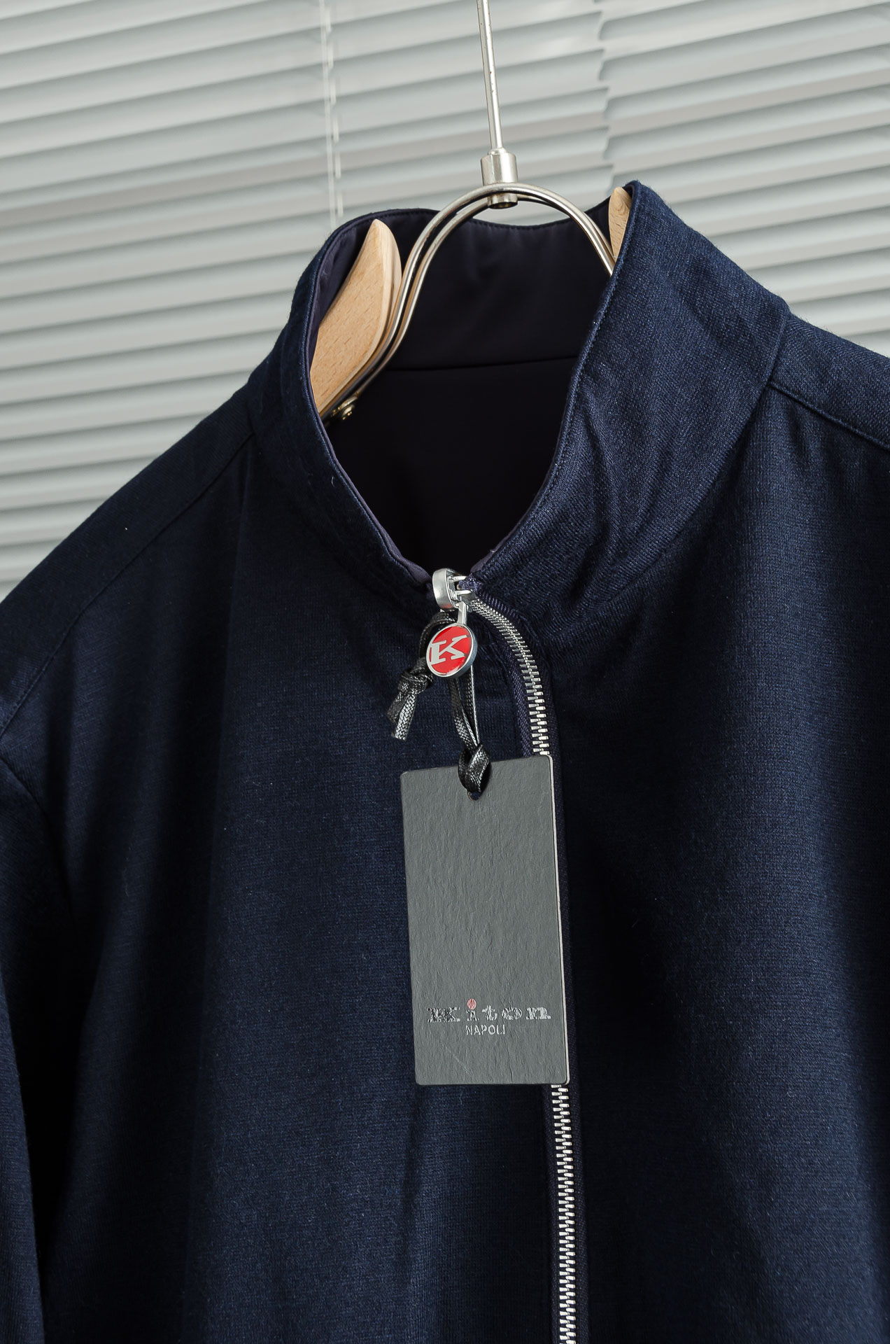 kiton 双面设计A面羊毛+羊绒B面高支高密定织三防面料呈现不同质感风格！双面穿立领夹克外套#采用双面