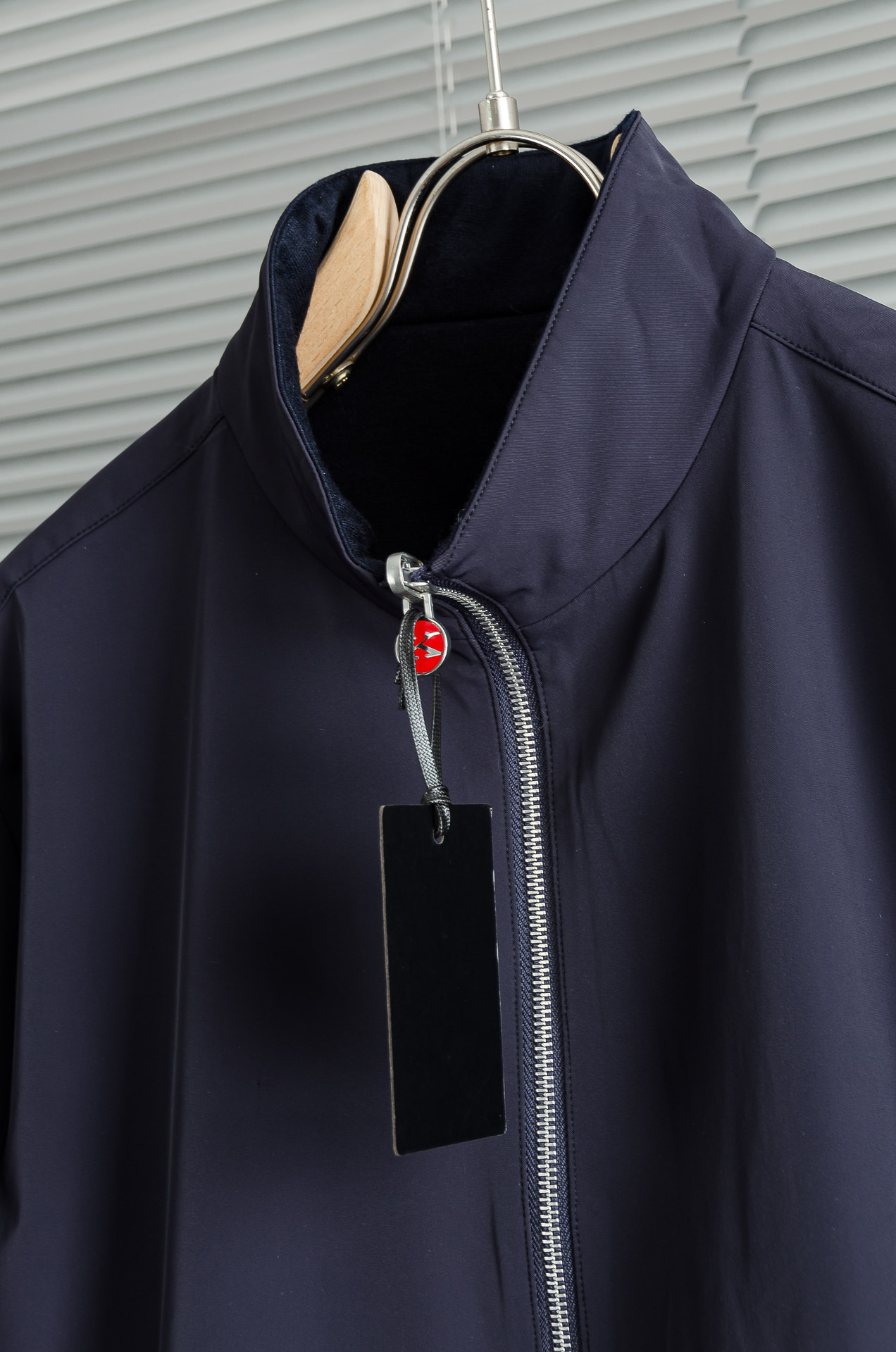 kiton 双面设计A面羊毛+羊绒B面高支高密定织三防面料呈现不同质感风格！双面穿立领夹克外套#采用双面