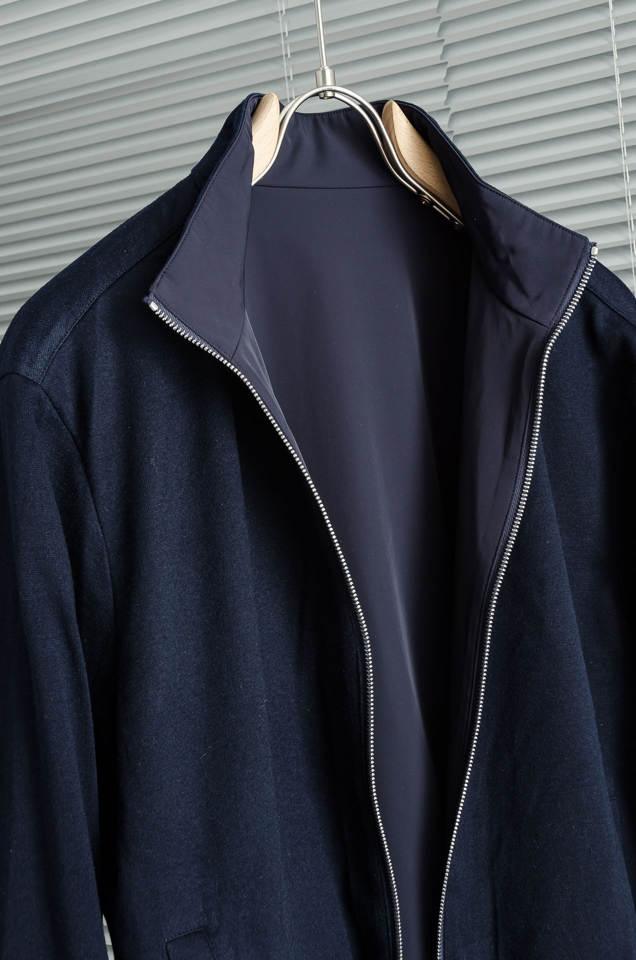 kiton 双面设计A面羊毛+羊绒B面高支高密定织三防面料呈现不同质感风格！双面穿立领夹克外套#采用双面