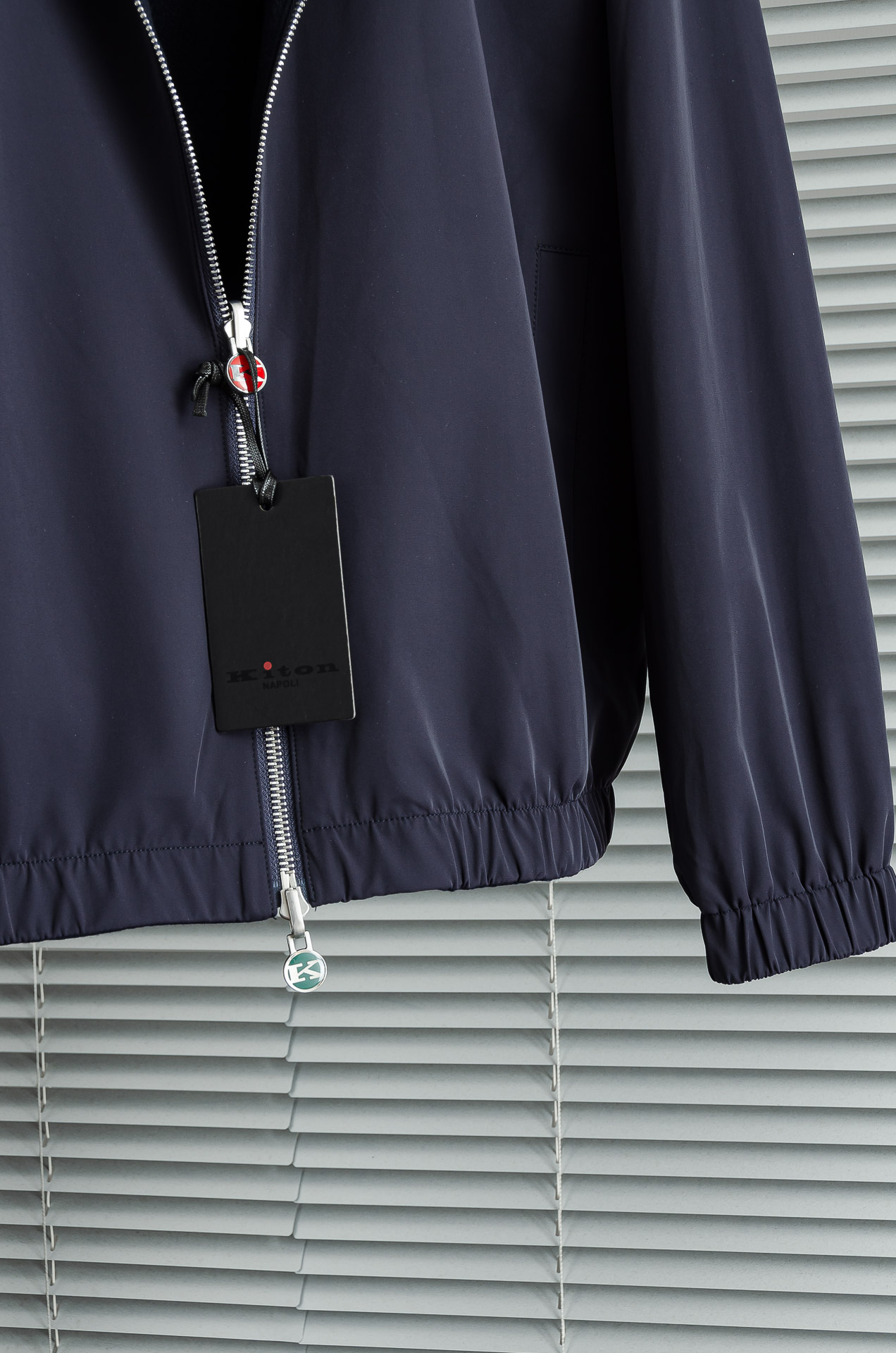 kiton 双面设计A面羊毛+羊绒B面高支高密定织三防面料呈现不同质感风格！双面穿立领夹克外套#采用双面