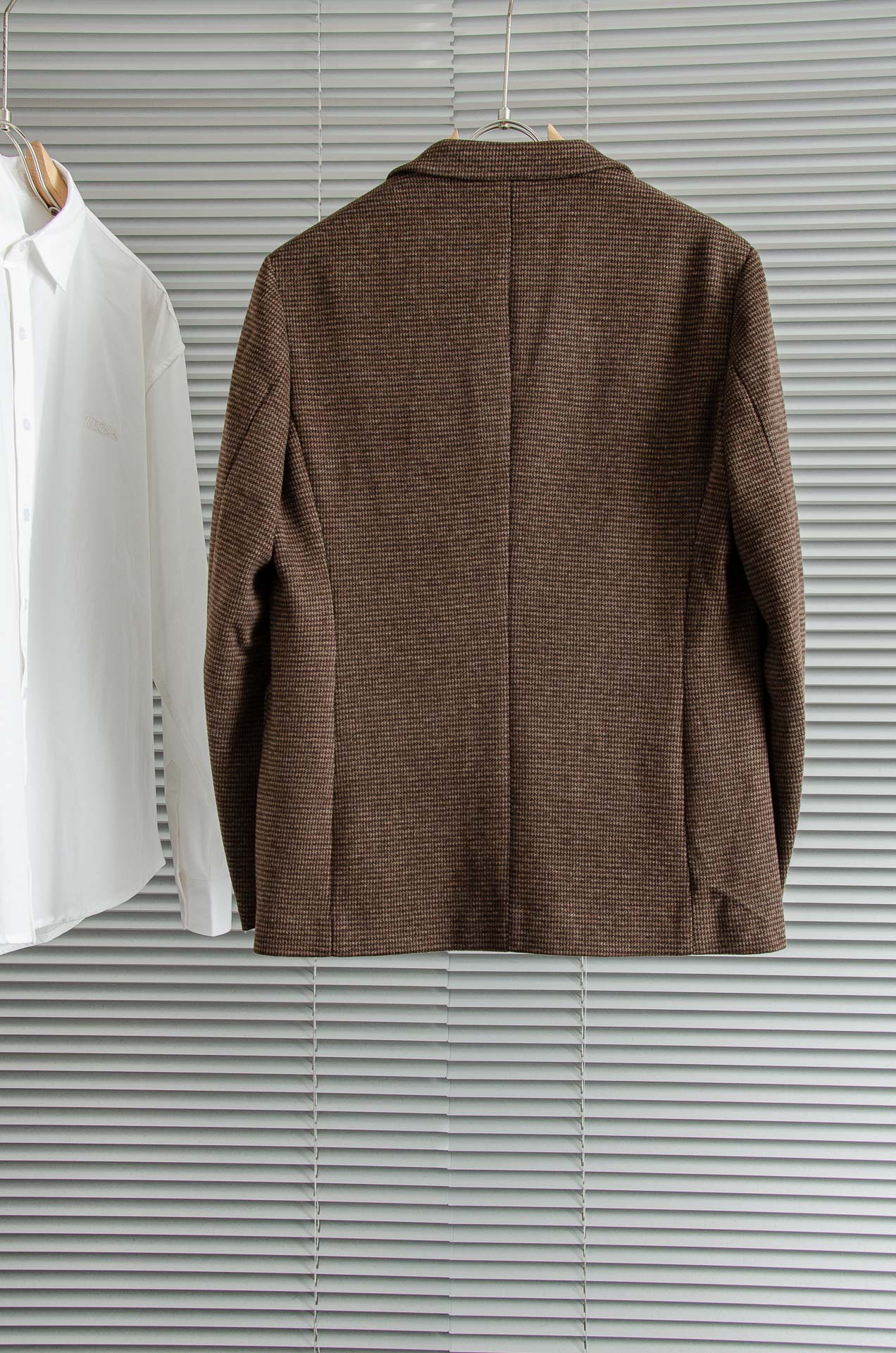 L*FW羊毛+蚕丝混纺胸标点缀男士商务休闲西服#舒适有弹力，区别于普通的西装面料，这个是含羊毛的针织面料