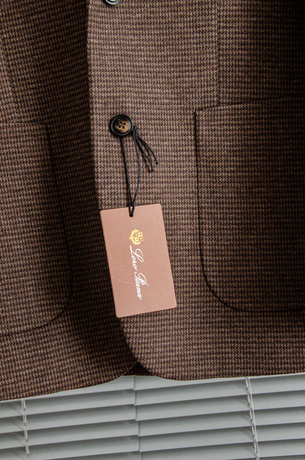 L*FW羊毛+蚕丝混纺胸标点缀男士商务休闲西服#舒适有弹力，区别于普通的西装面料，这个是含羊毛的针织面料