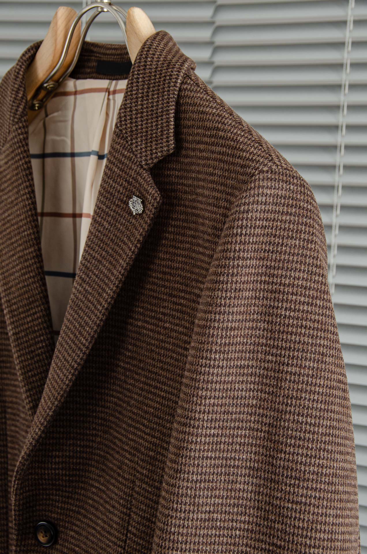 L*FW羊毛+蚕丝混纺胸标点缀男士商务休闲西服#舒适有弹力，区别于普通的西装面料，这个是含羊毛的针织面料