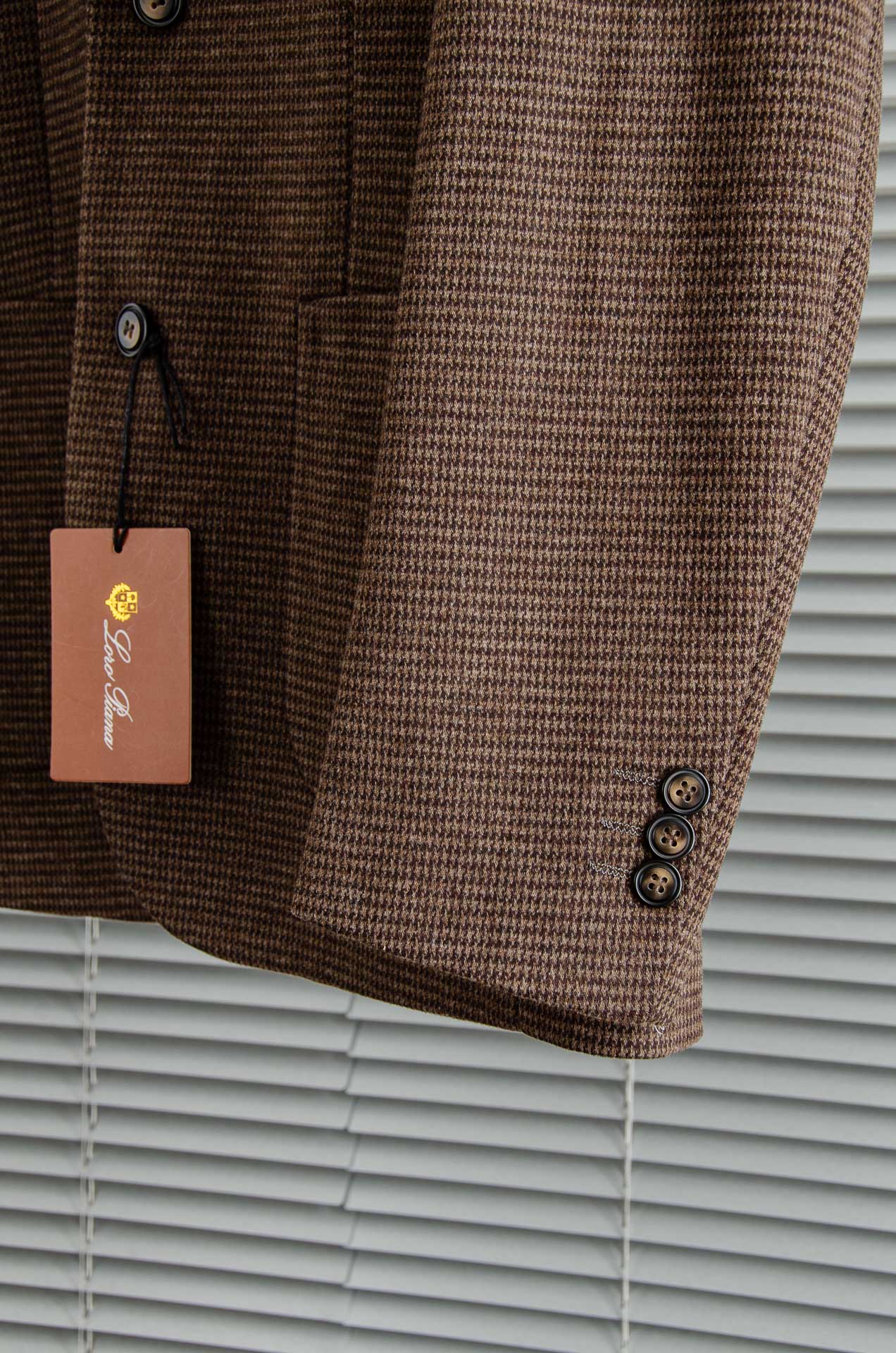 L*FW羊毛+蚕丝混纺胸标点缀男士商务休闲西服#舒适有弹力，区别于普通的西装面料，这个是含羊毛的针织面料