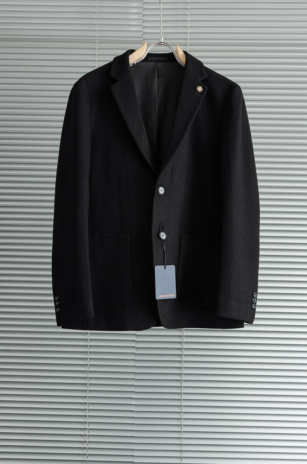 LV 2025FW羊毛混纺胸标点缀男士商务休闲西服#舒适有弹力，区别于普通的西装面料，这个是含羊毛的针织