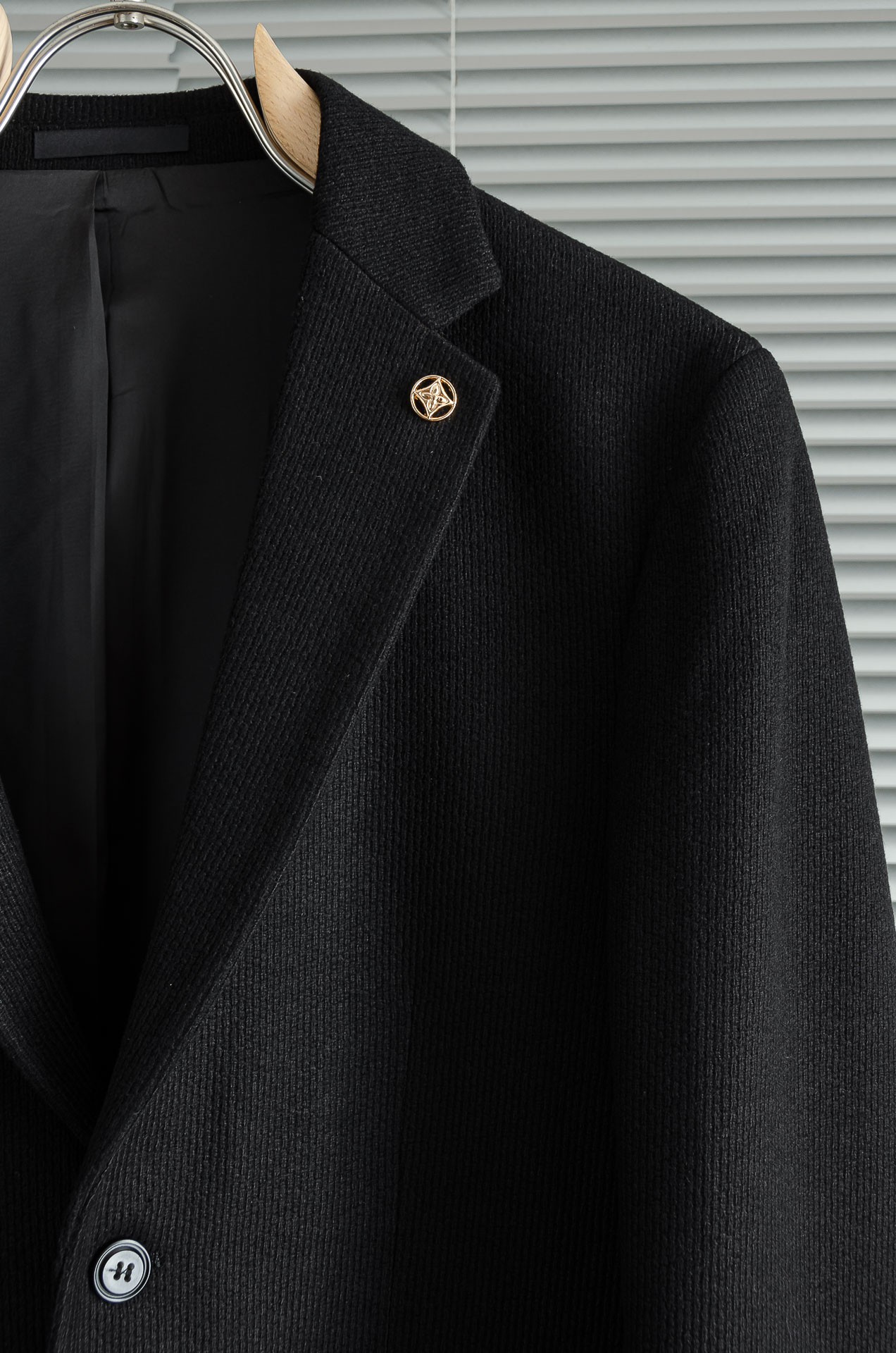 LV 2025FW羊毛混纺胸标点缀男士商务休闲西服#舒适有弹力，区别于普通的西装面料，这个是含羊毛的针织