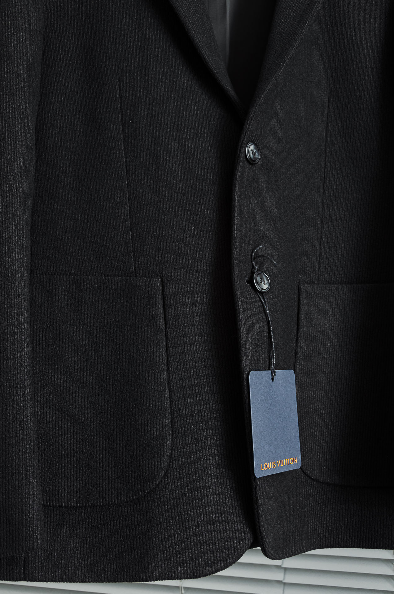 LV 2025FW羊毛混纺胸标点缀男士商务休闲西服#舒适有弹力，区别于普通的西装面料，这个是含羊毛的针织