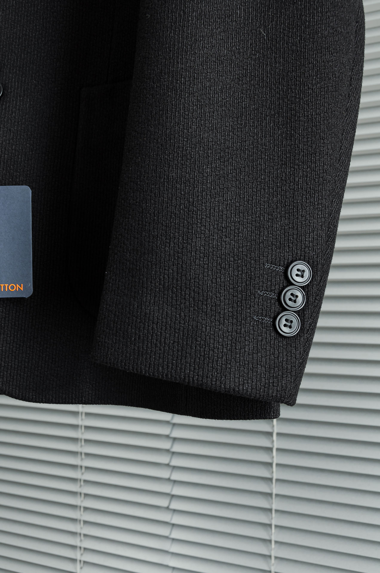LV 2025FW羊毛混纺胸标点缀男士商务休闲西服#舒适有弹力，区别于普通的西装面料，这个是含羊毛的针织