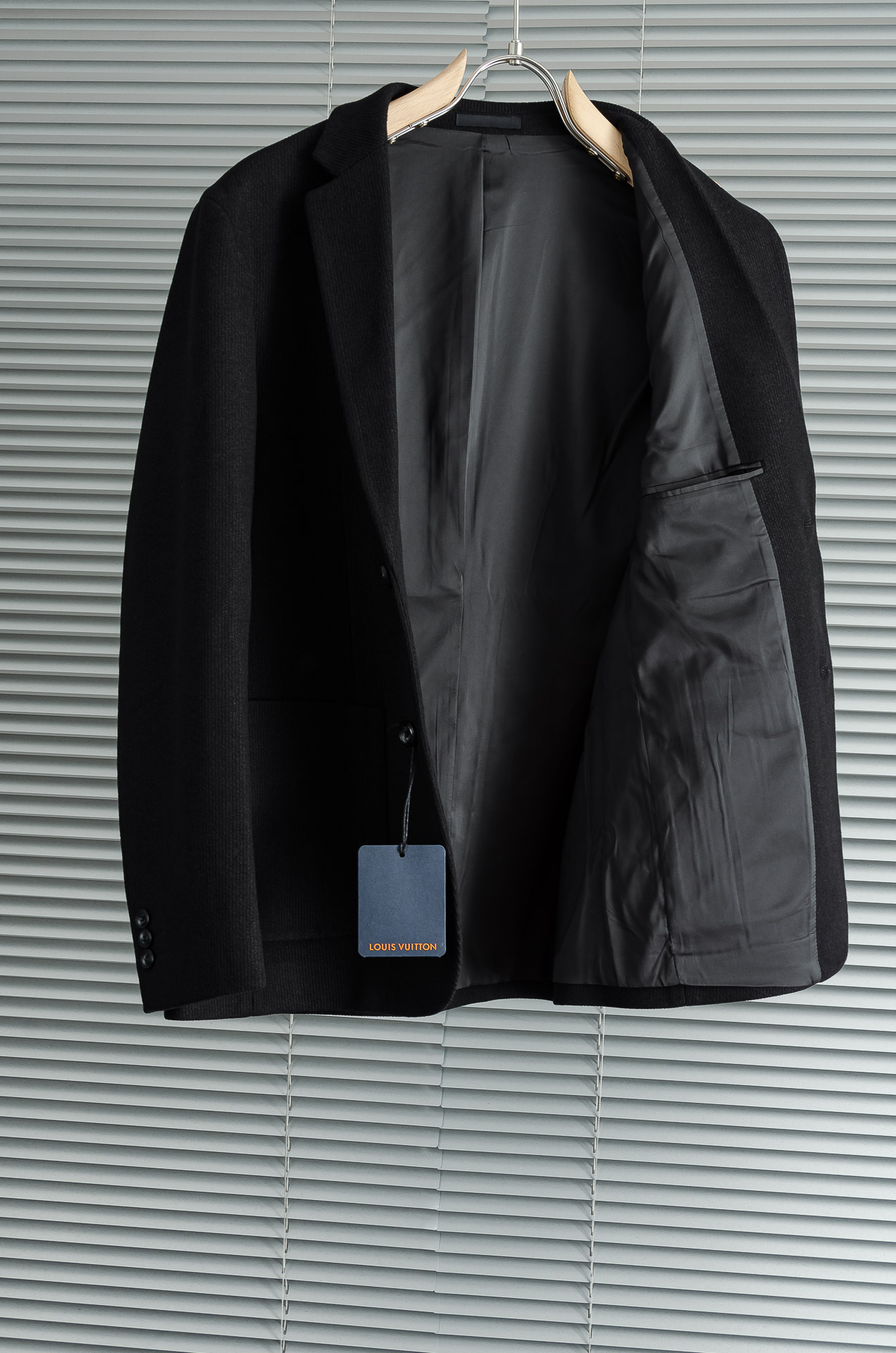 LV 2025FW羊毛混纺胸标点缀男士商务休闲西服#舒适有弹力，区别于普通的西装面料，这个是含羊毛的针织